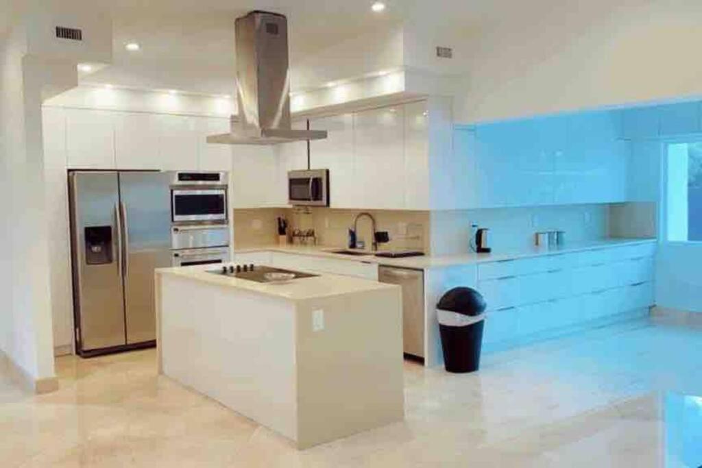 Five-Bedroom House photo 3