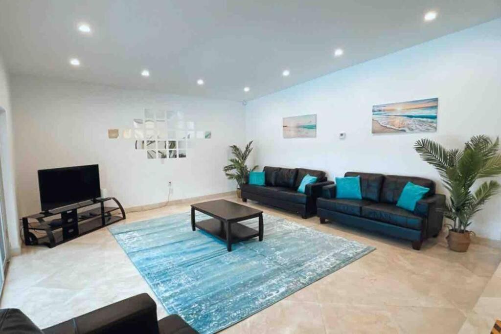 Five-Bedroom House photo 1