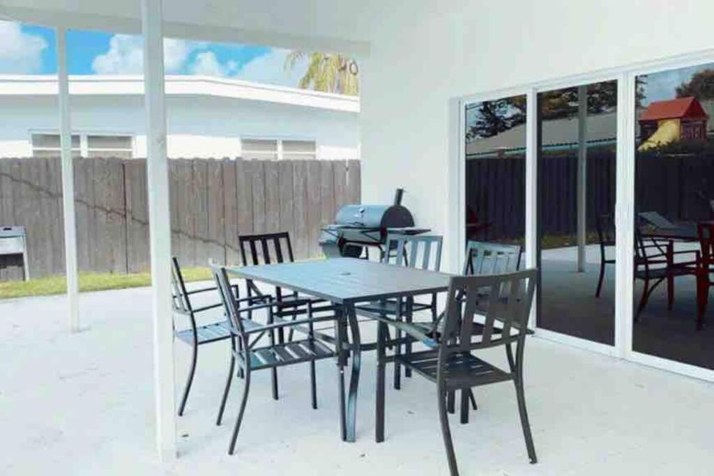Five-Bedroom House photo 2