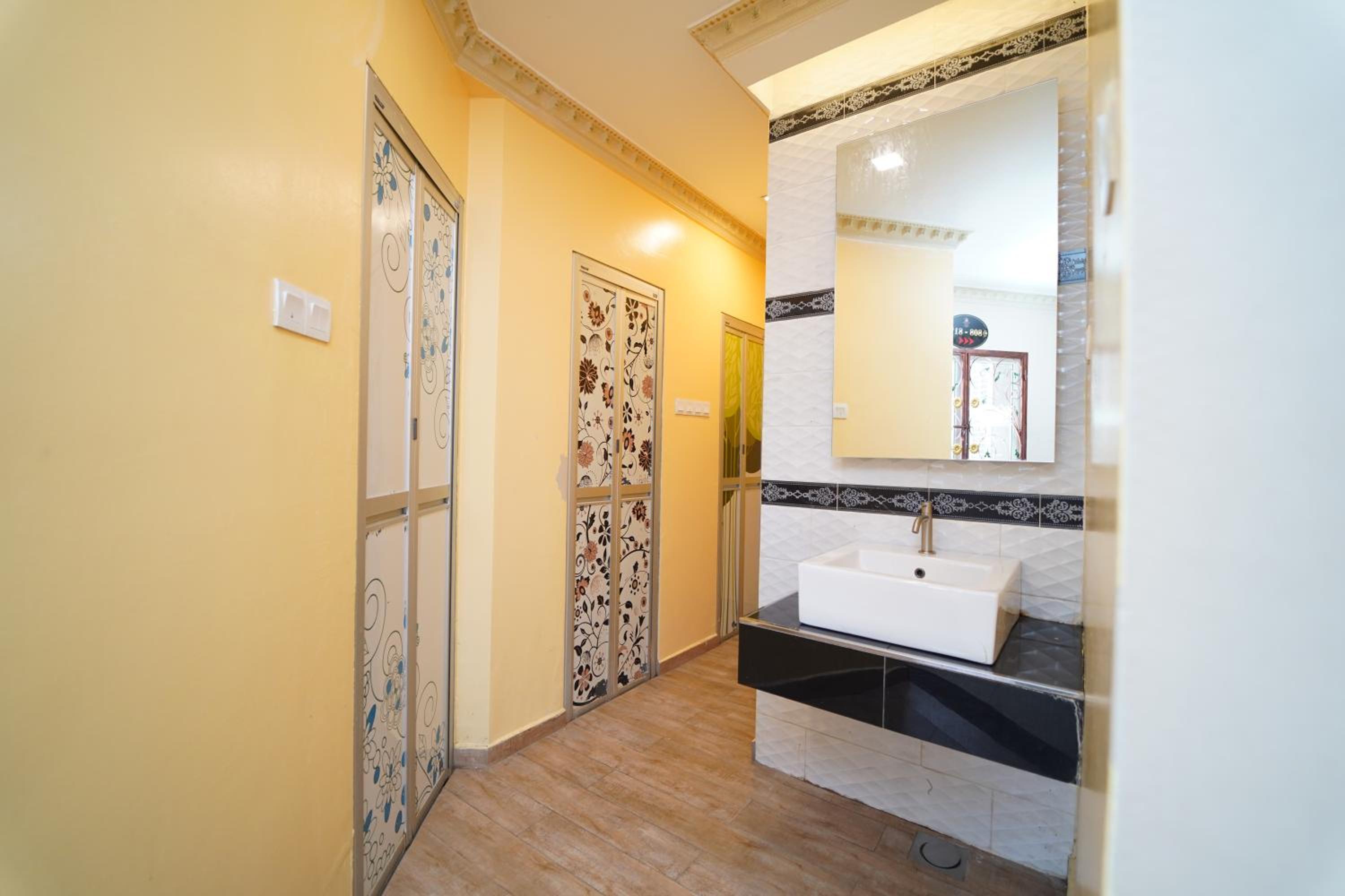 Queen Room No Toilet