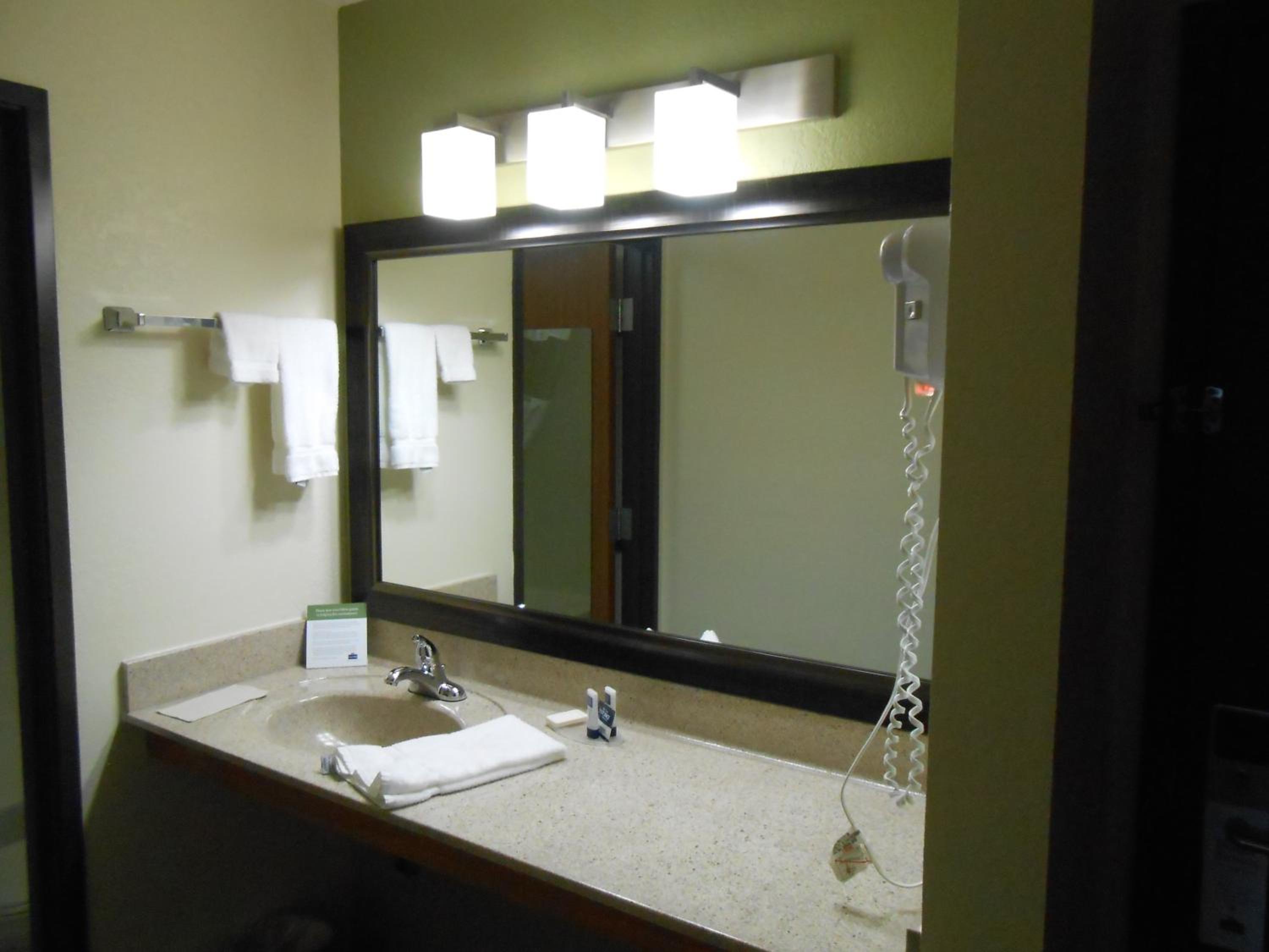 Queen Room with Two Queen Beds - Pet Friendly/Non-Smoking photo 3