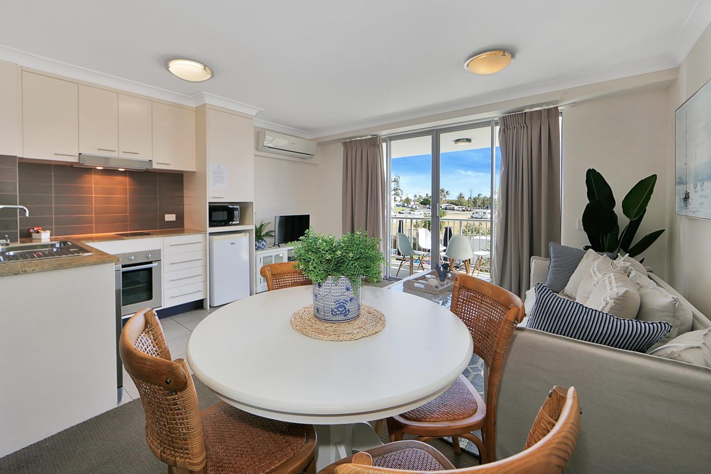 One-Bedroom Apartment with Sunset View - Photo 16