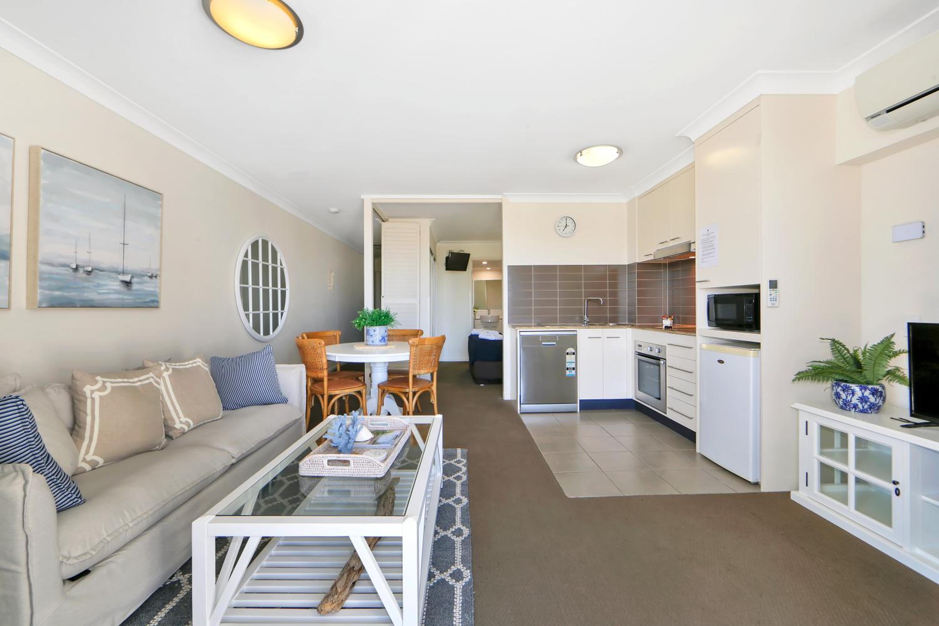 One-Bedroom Apartment with Sunset View - Photo 14