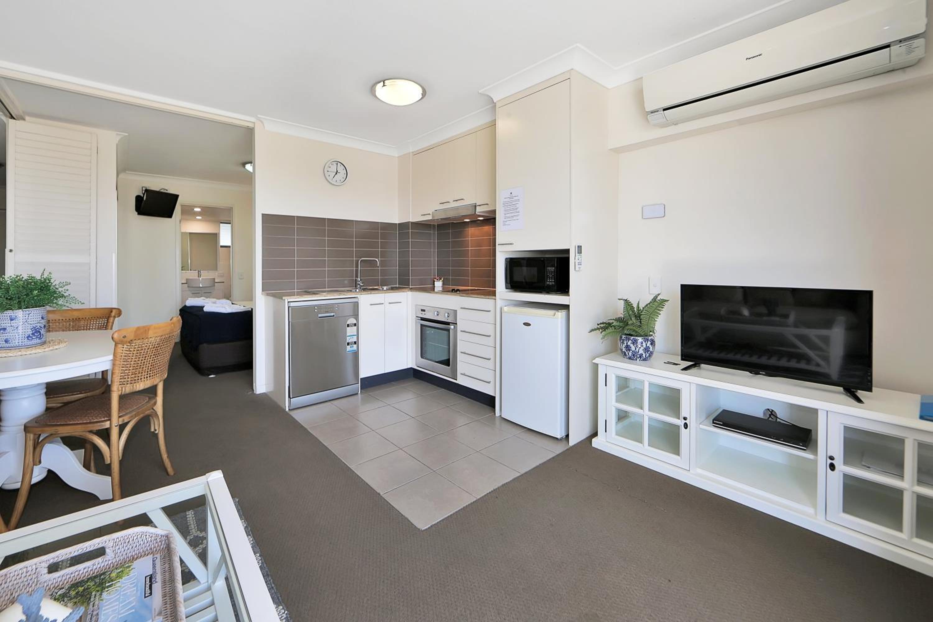 One-Bedroom Apartment with Sunset View - Photo 13