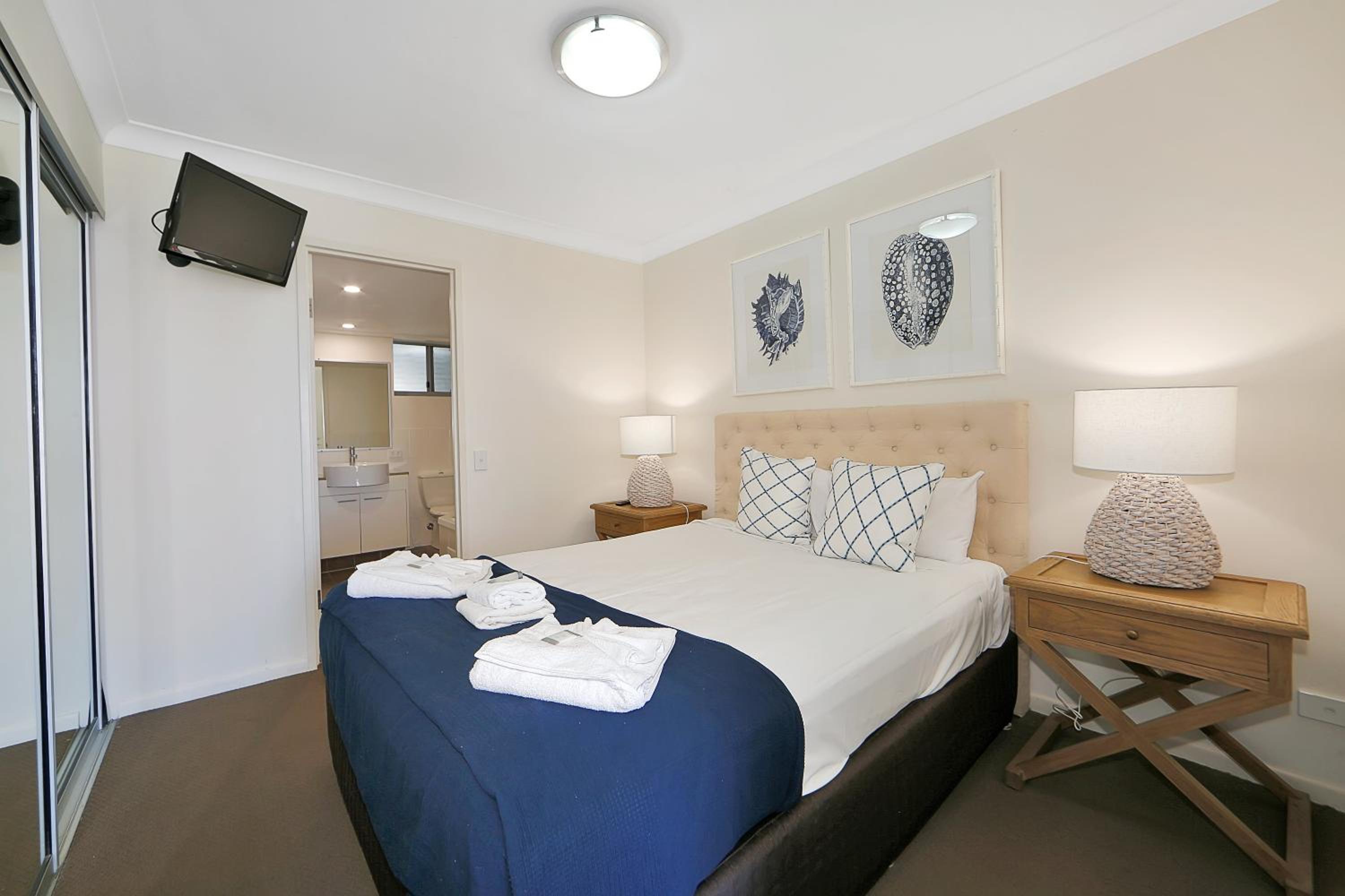 One-Bedroom Apartment with Sunset View - Photo 9