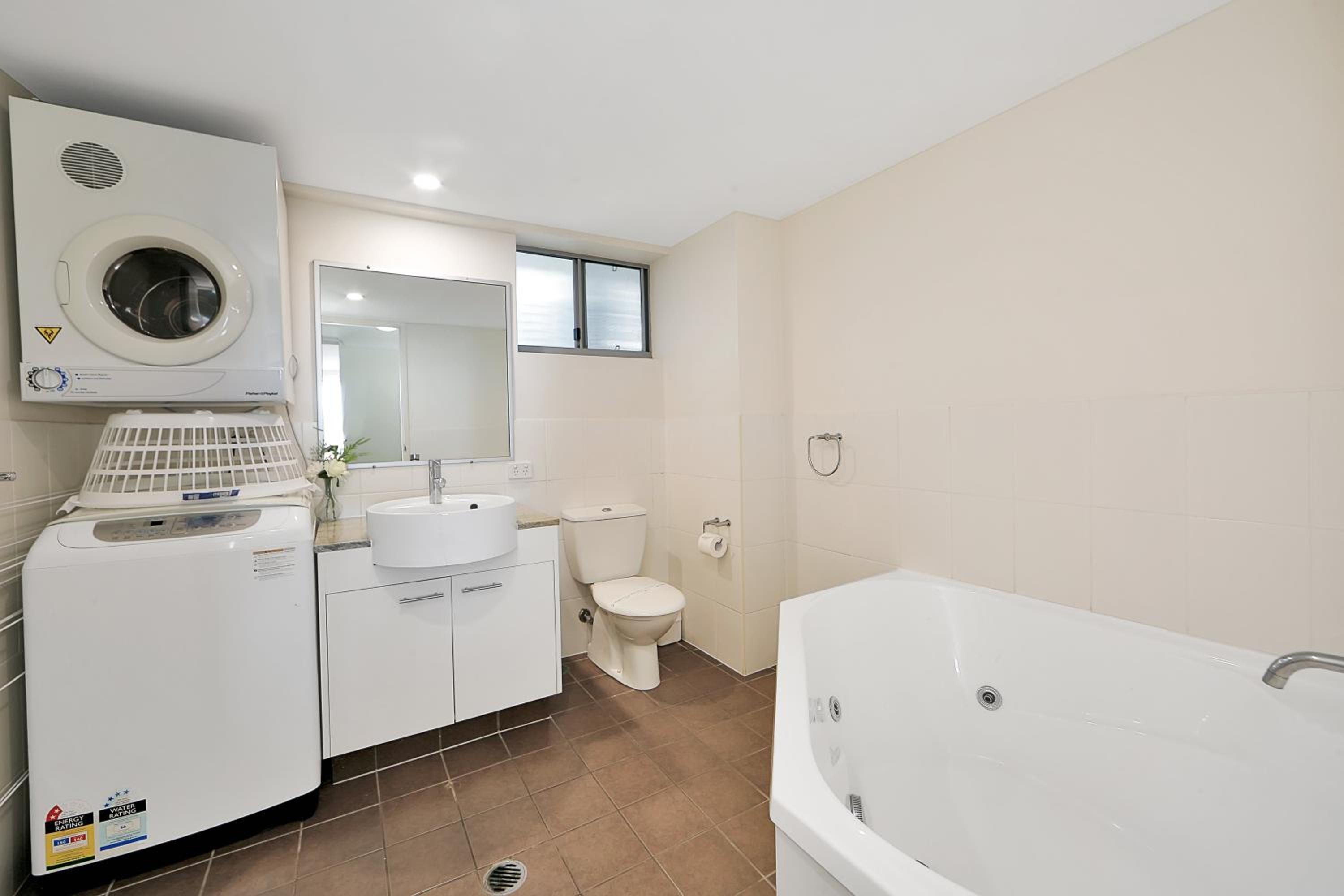 One-Bedroom Apartment with Sunset View - Photo 5
