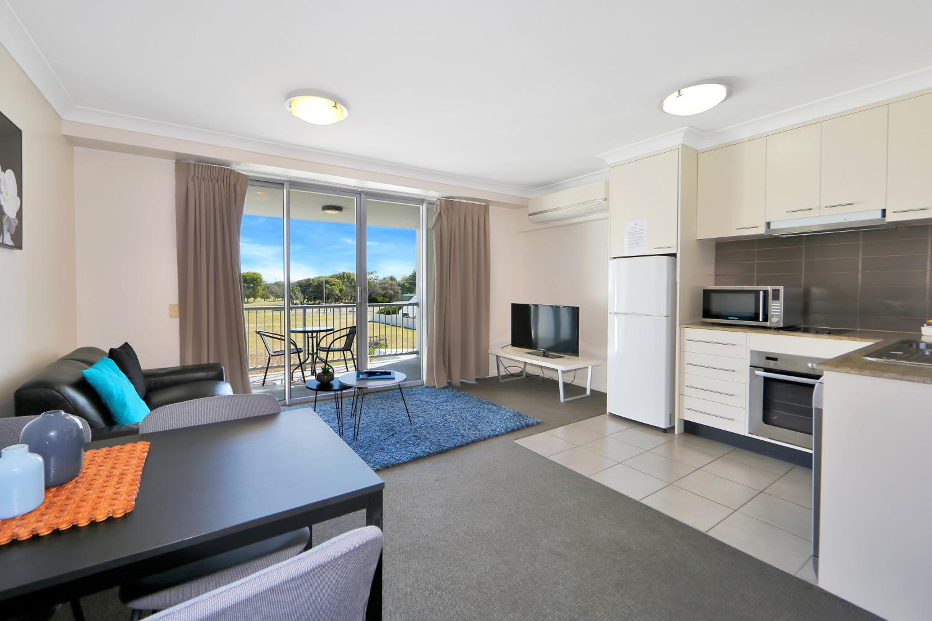 One-Bedroom Apartment with Sunset View - Photo 11