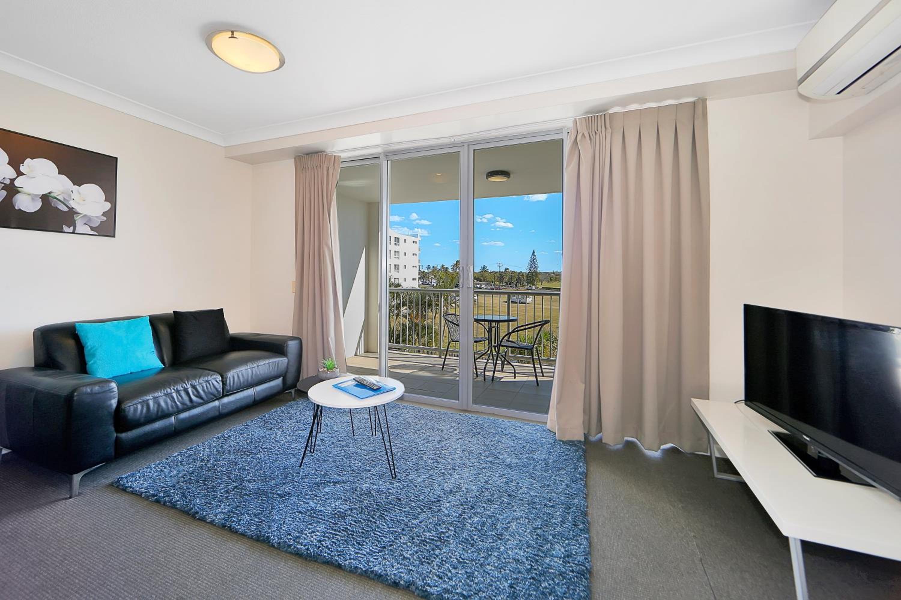 One-Bedroom Apartment with Sunset View - Photo 12