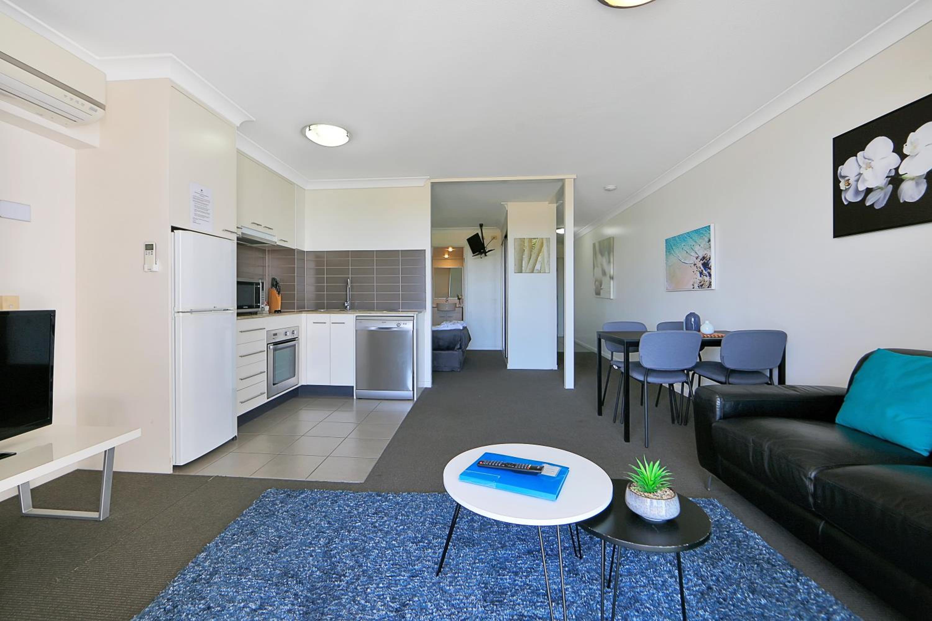 One-Bedroom Apartment with Sunset View - Photo 10