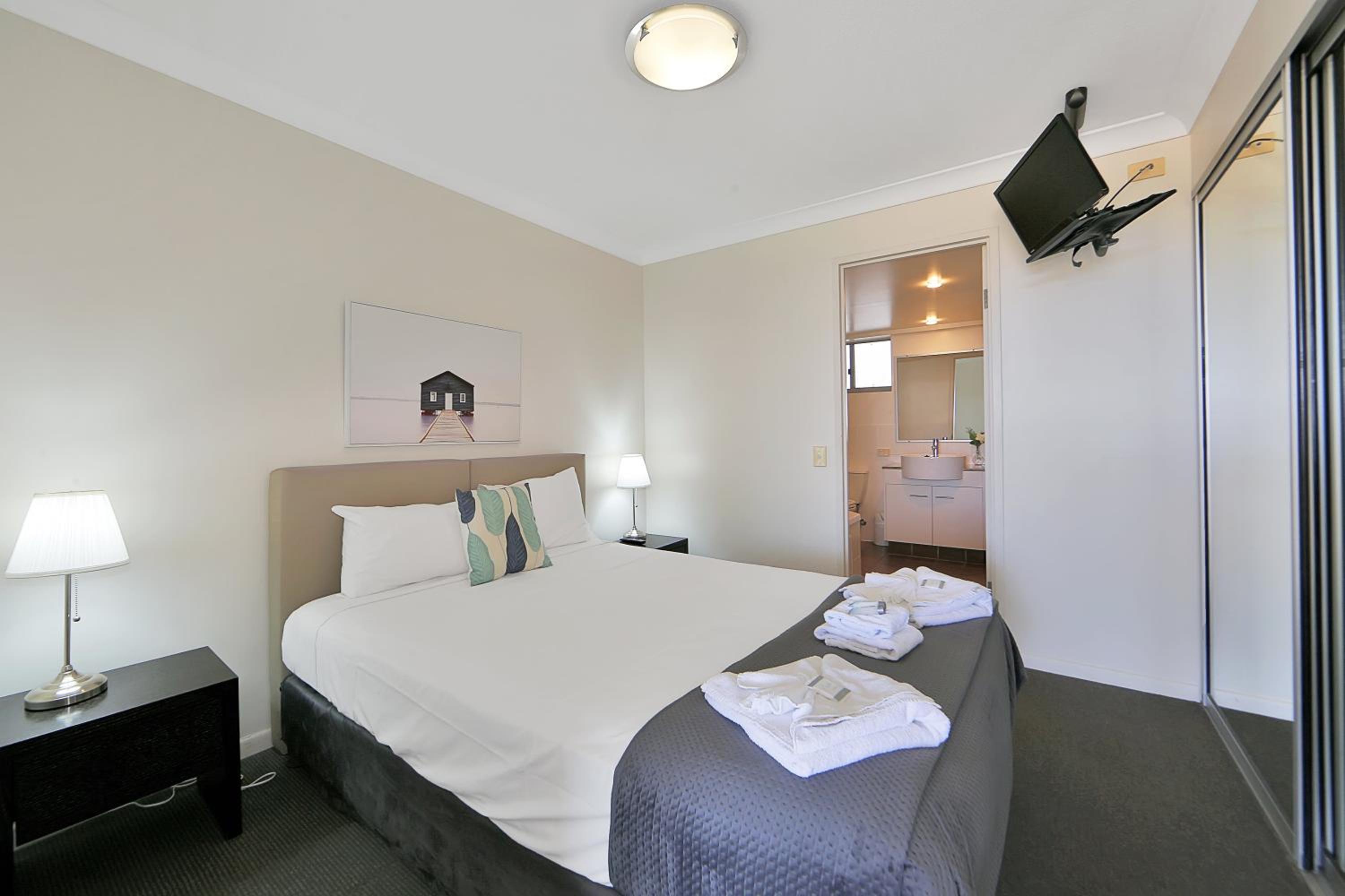 One-Bedroom Apartment with Sunset View - Photo 7