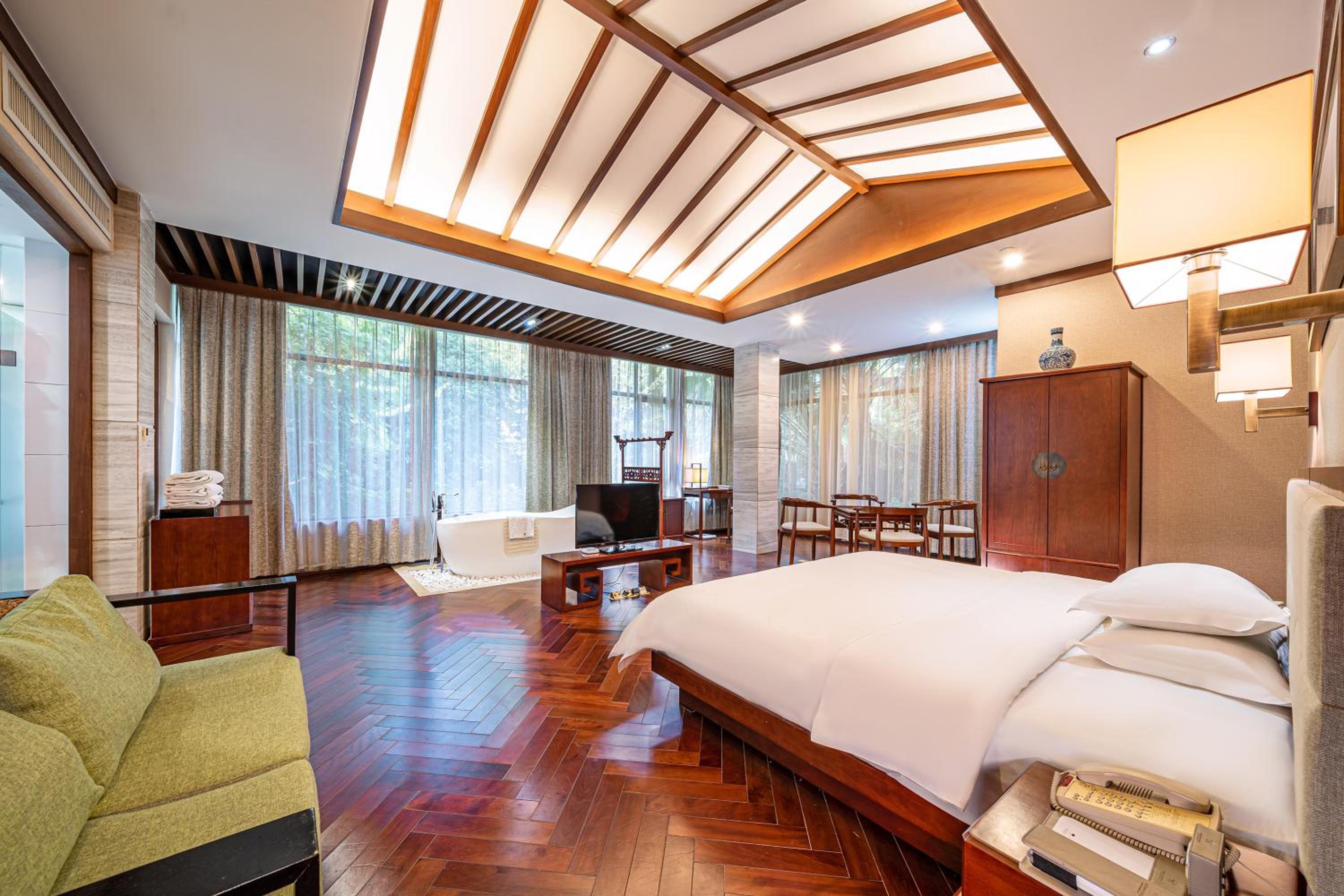 Grand Honeymoon Suite photo 3