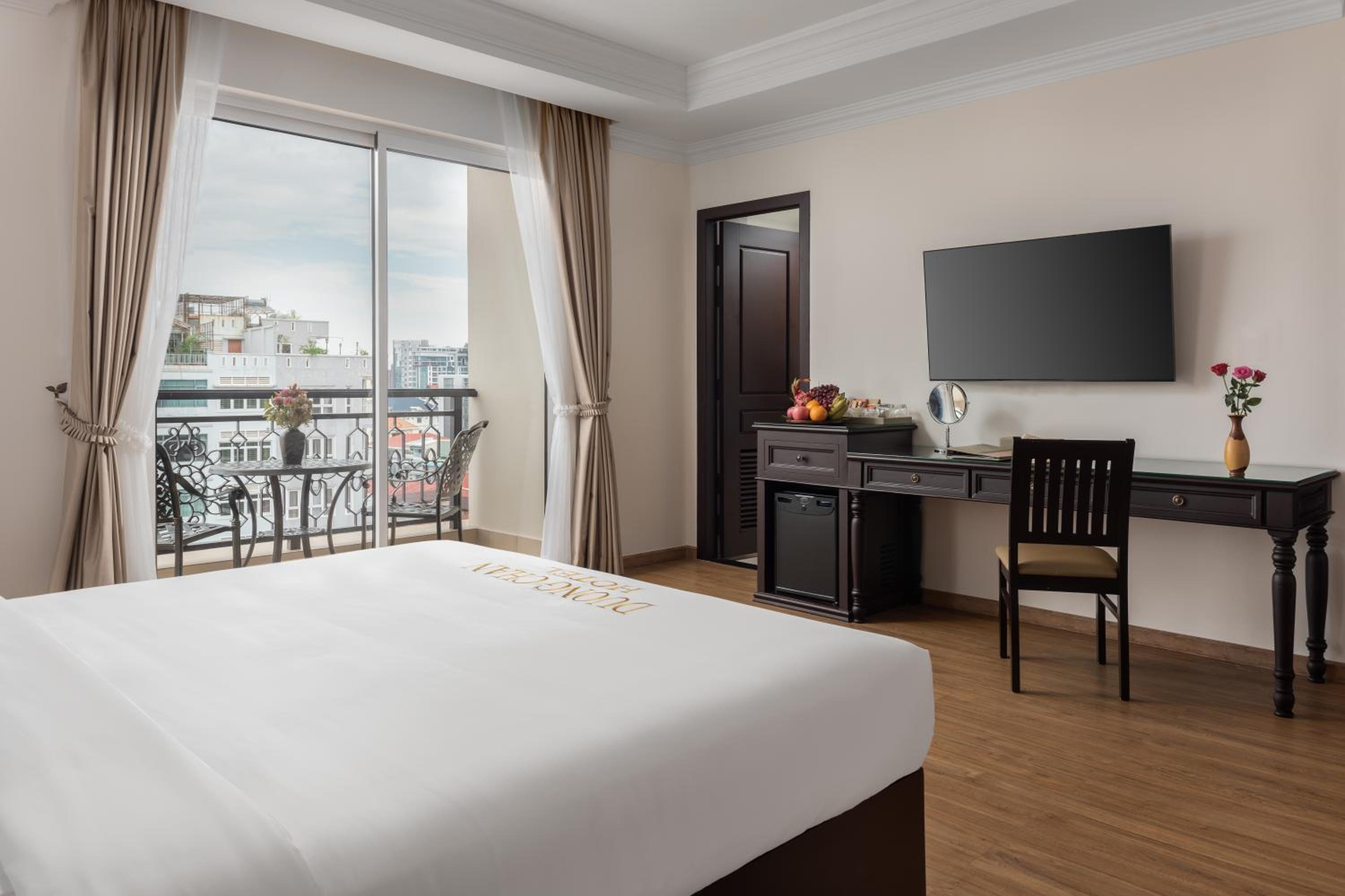 Deluxe Double Room with Balcony - Photo 4