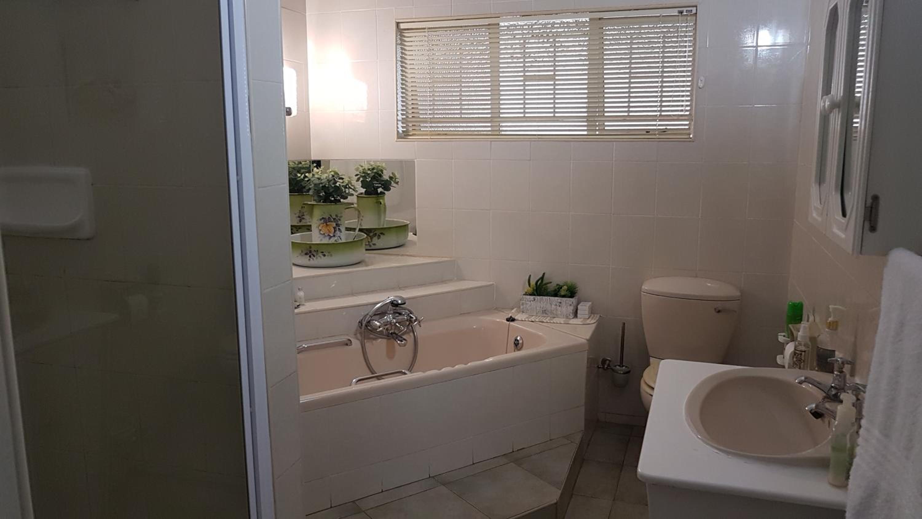Double Room with Private Bathroom - Photo 2