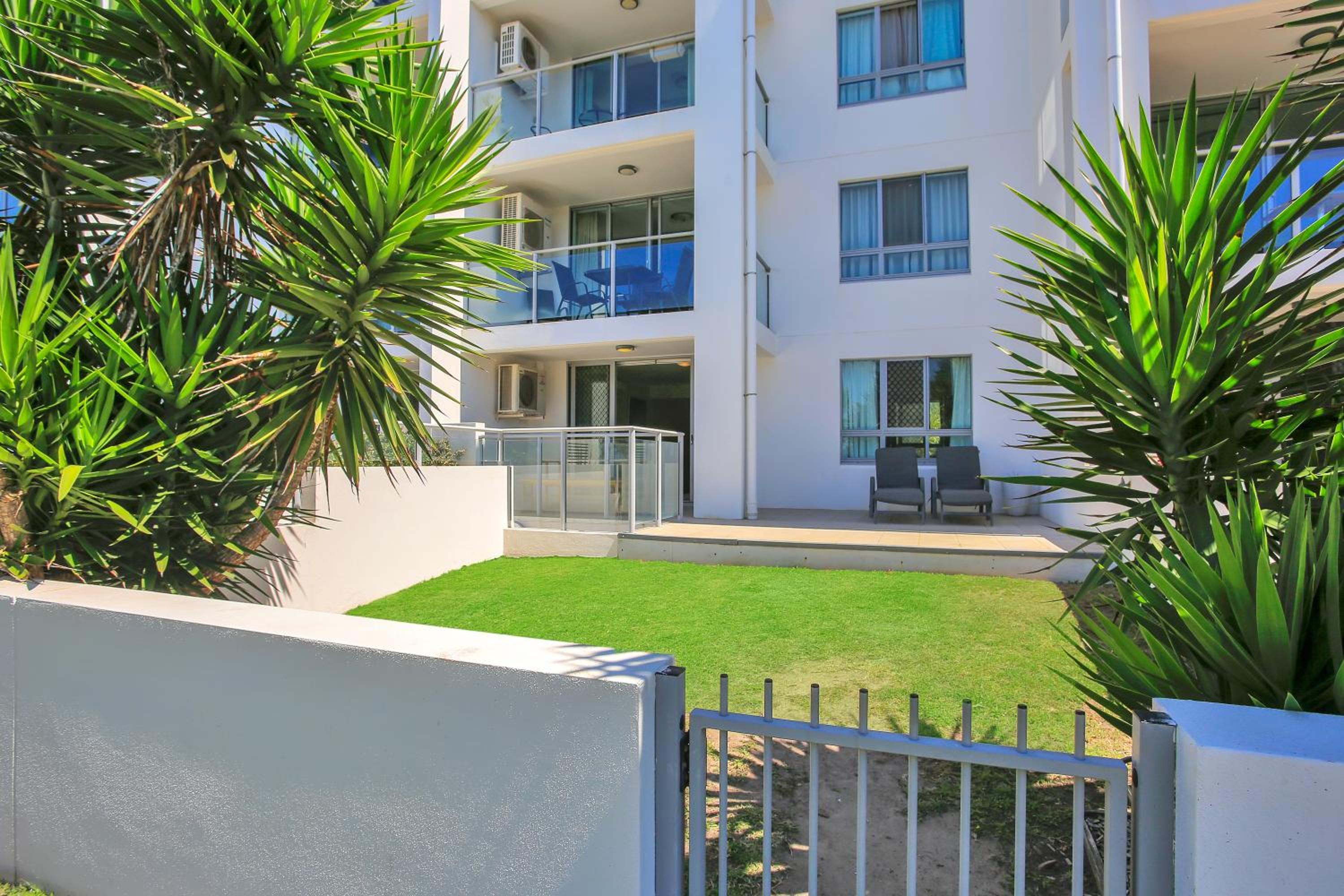 Two-Bedroom Apartment with Ocean View - Photo 2