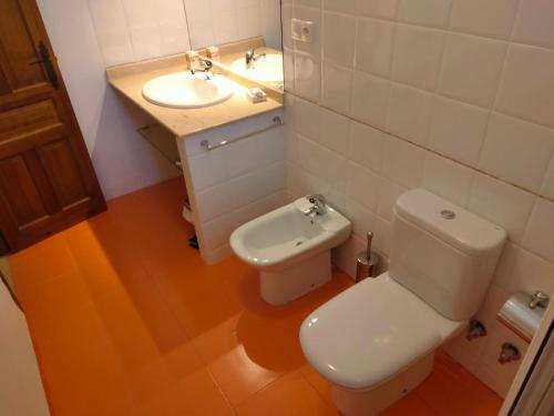 Double Room with Private External Bathroom - Photo 8