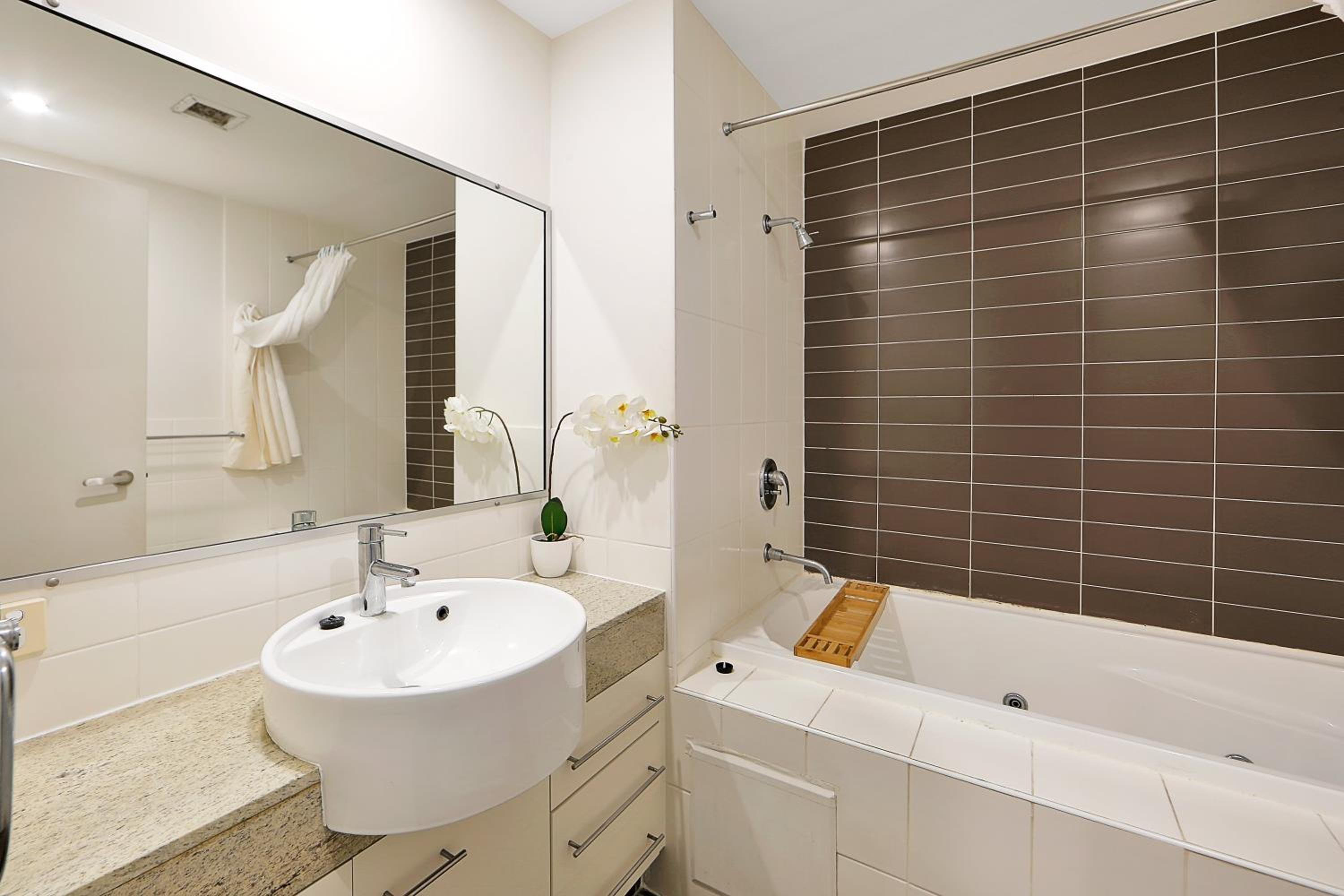 Executive Two-Bedroom Apartment - Photo 4