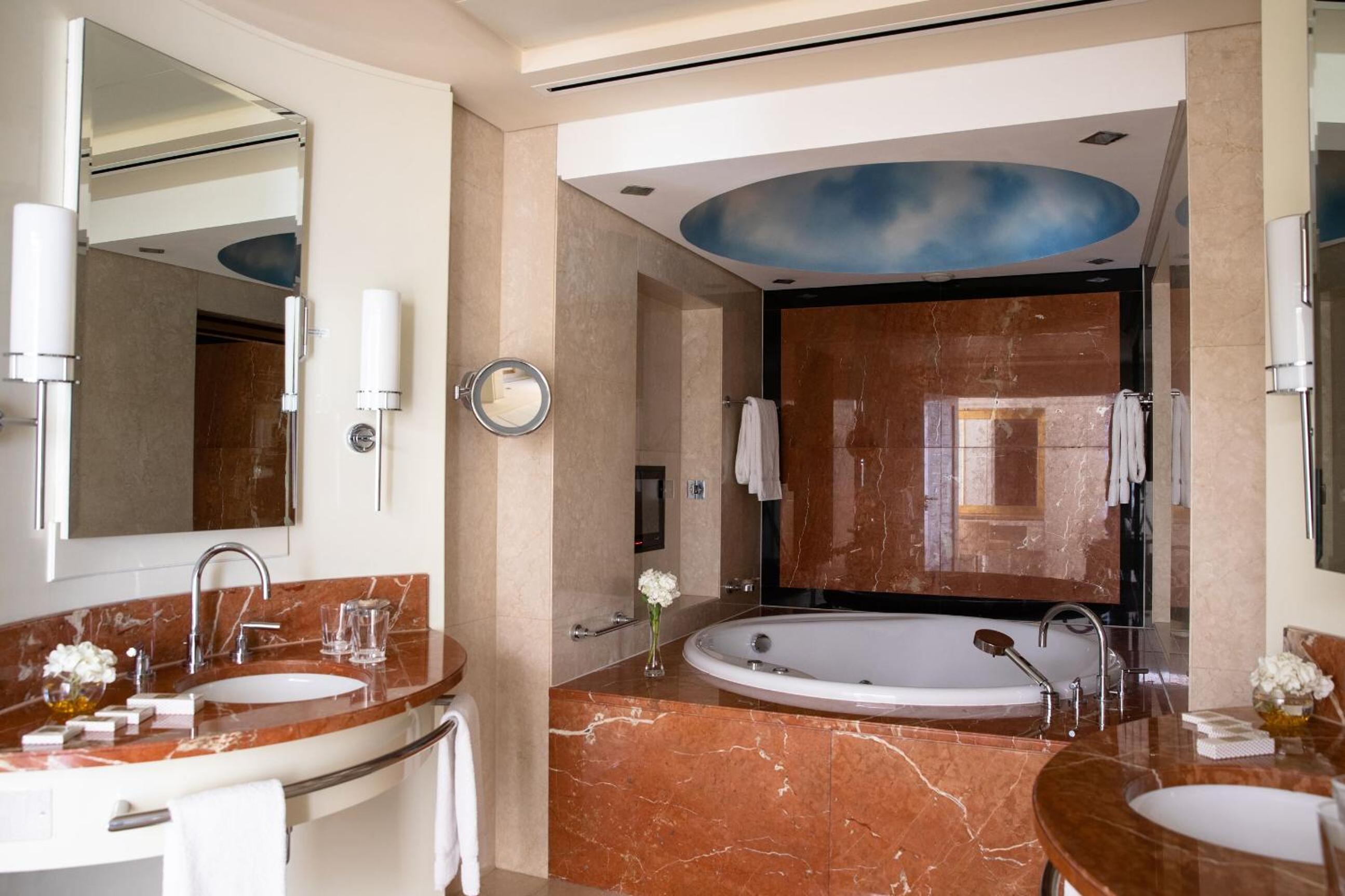 Presidential Suite with Panoramic Skyline Views, Airport Transfers, Direct Connectivity to Museum of The Future, Complimentary Breakfast, Signature Afternoon Tea, Evening Sundowners, Soft Refreshments and Canapes thumbnail 5