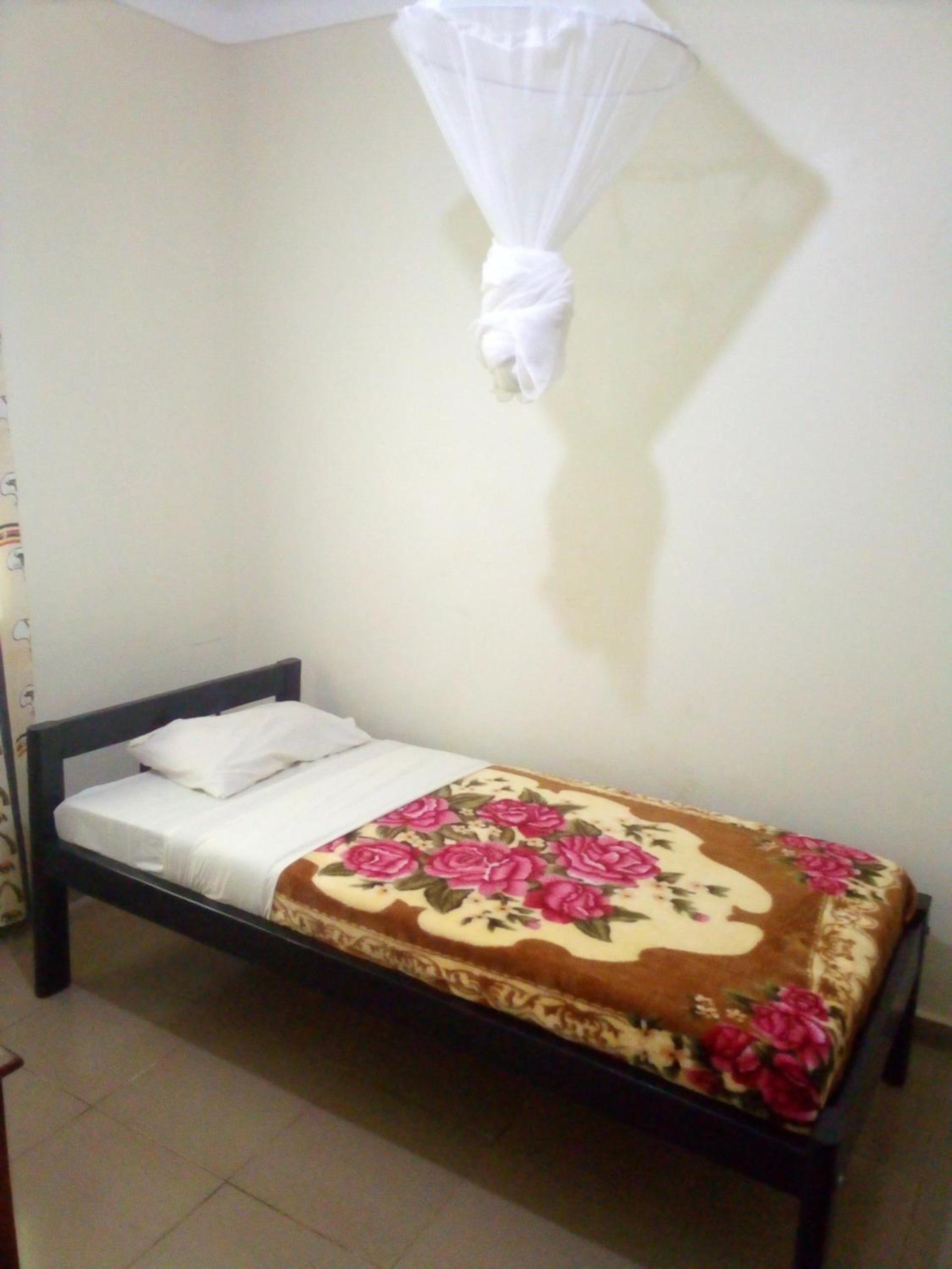 Single Room with Shared Bathroom photo 2