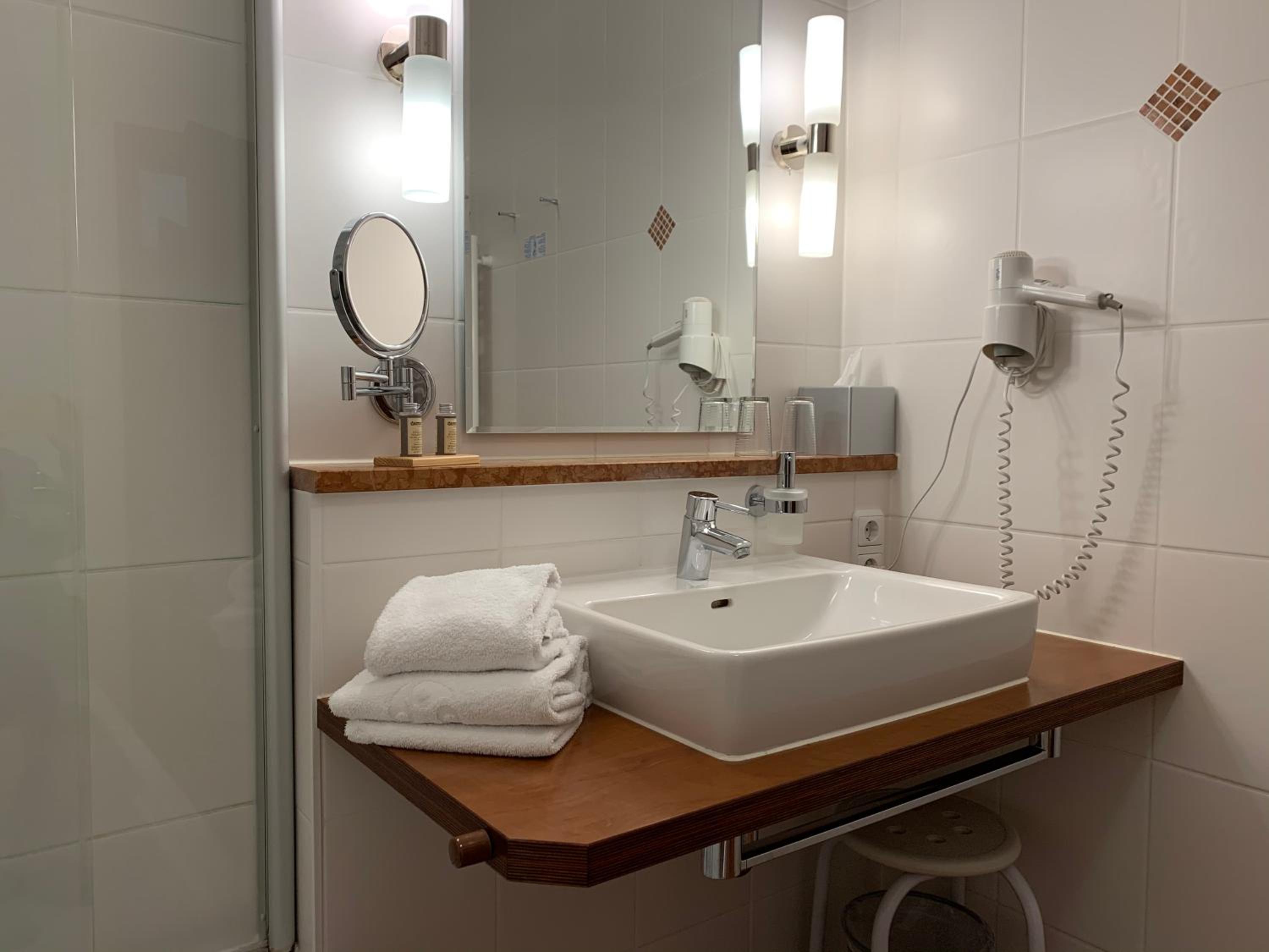Double or Twin Room - Photo 6