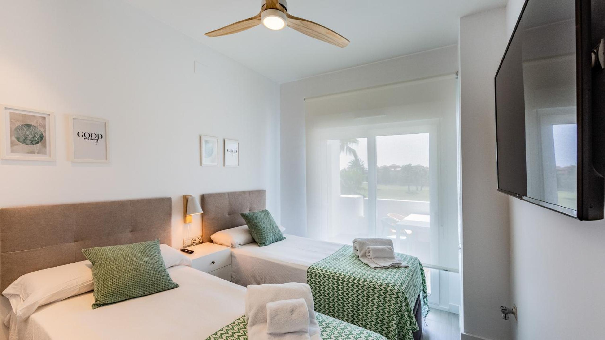 Luxury Apartment with Golf View - Photo 2