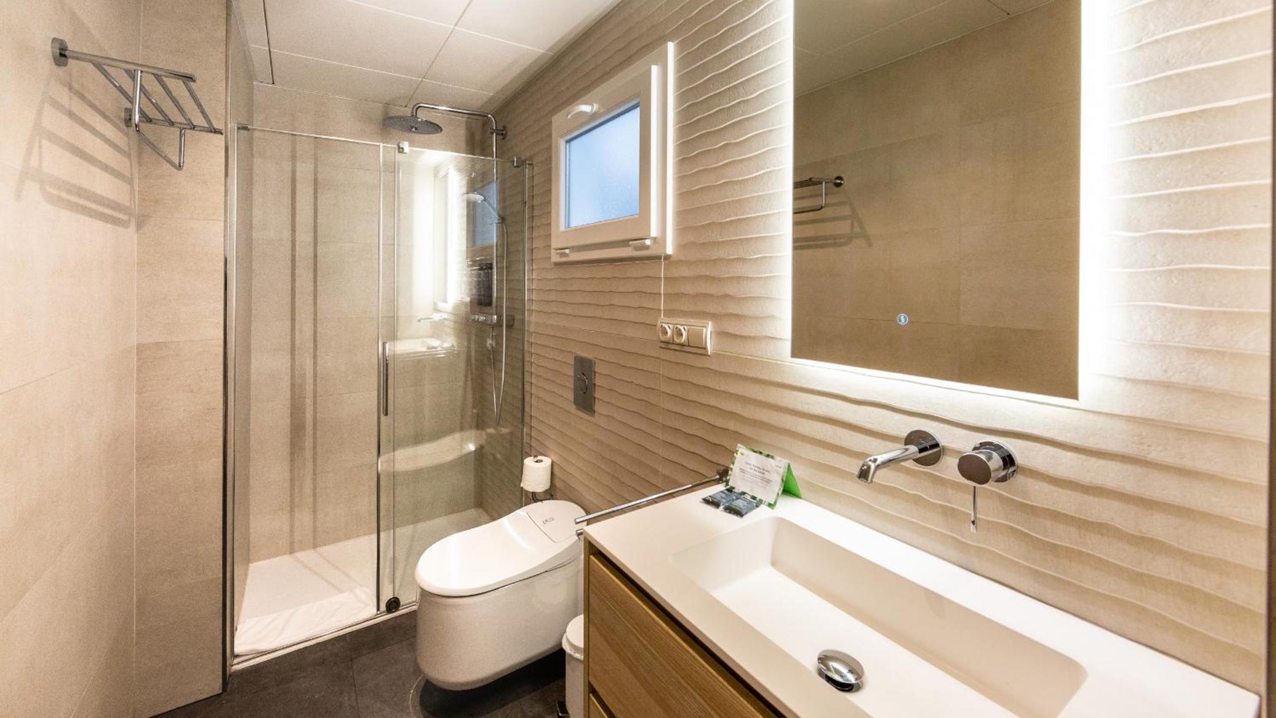 Luxury Apartment with Golf View - Photo 4