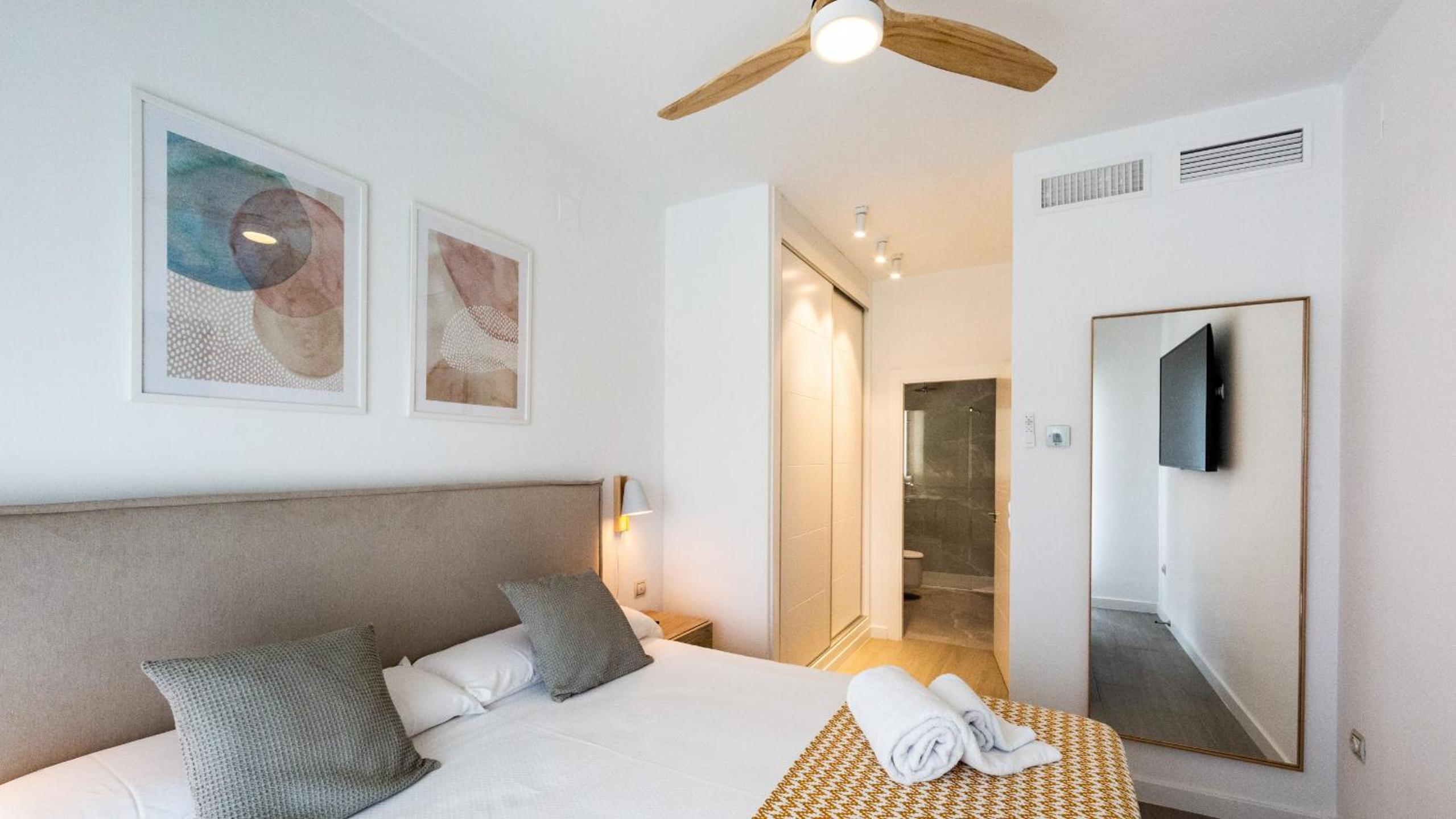 Luxury Apartment with Golf View - Photo 17