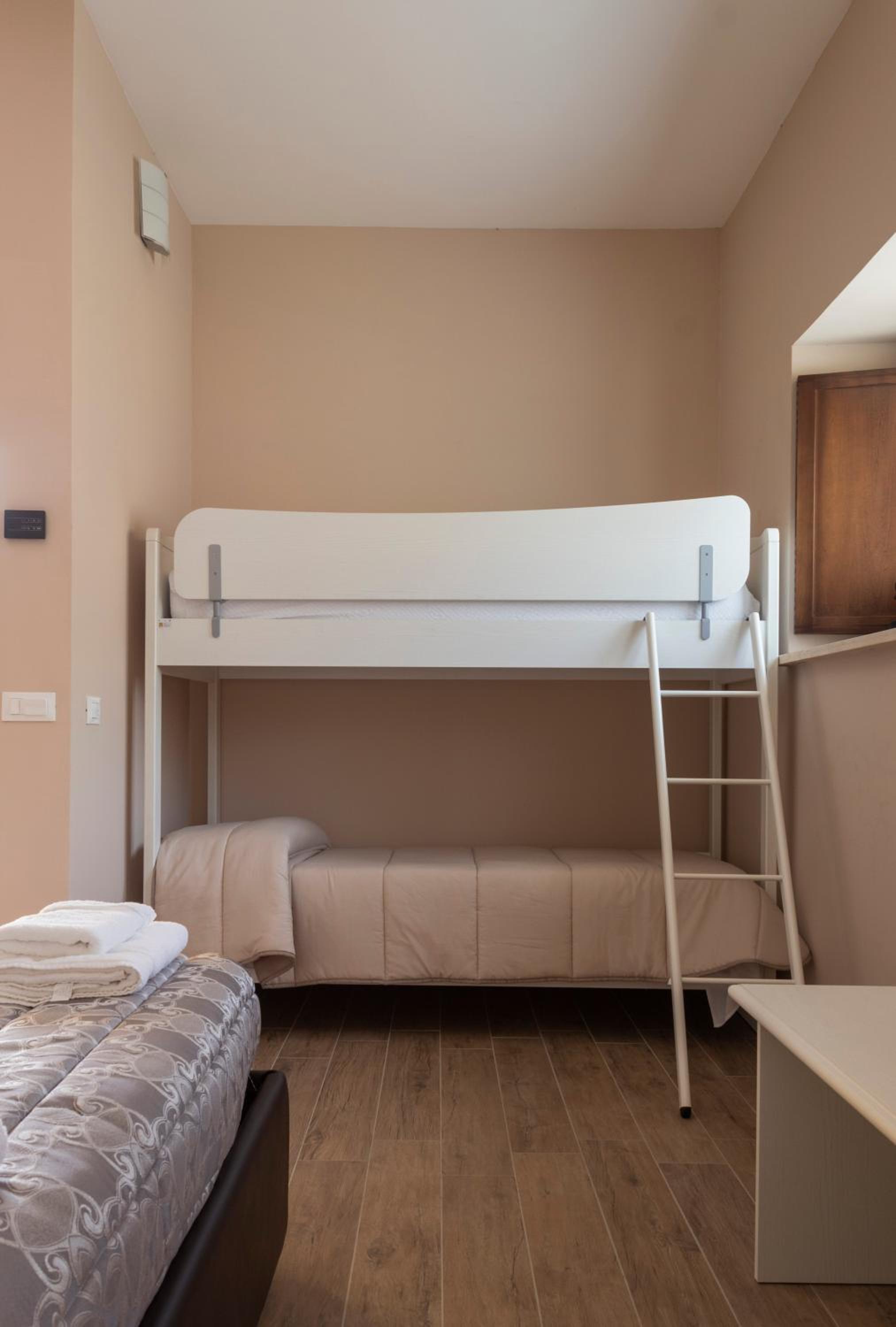 Quadruple Room - Disability Access - Photo 5