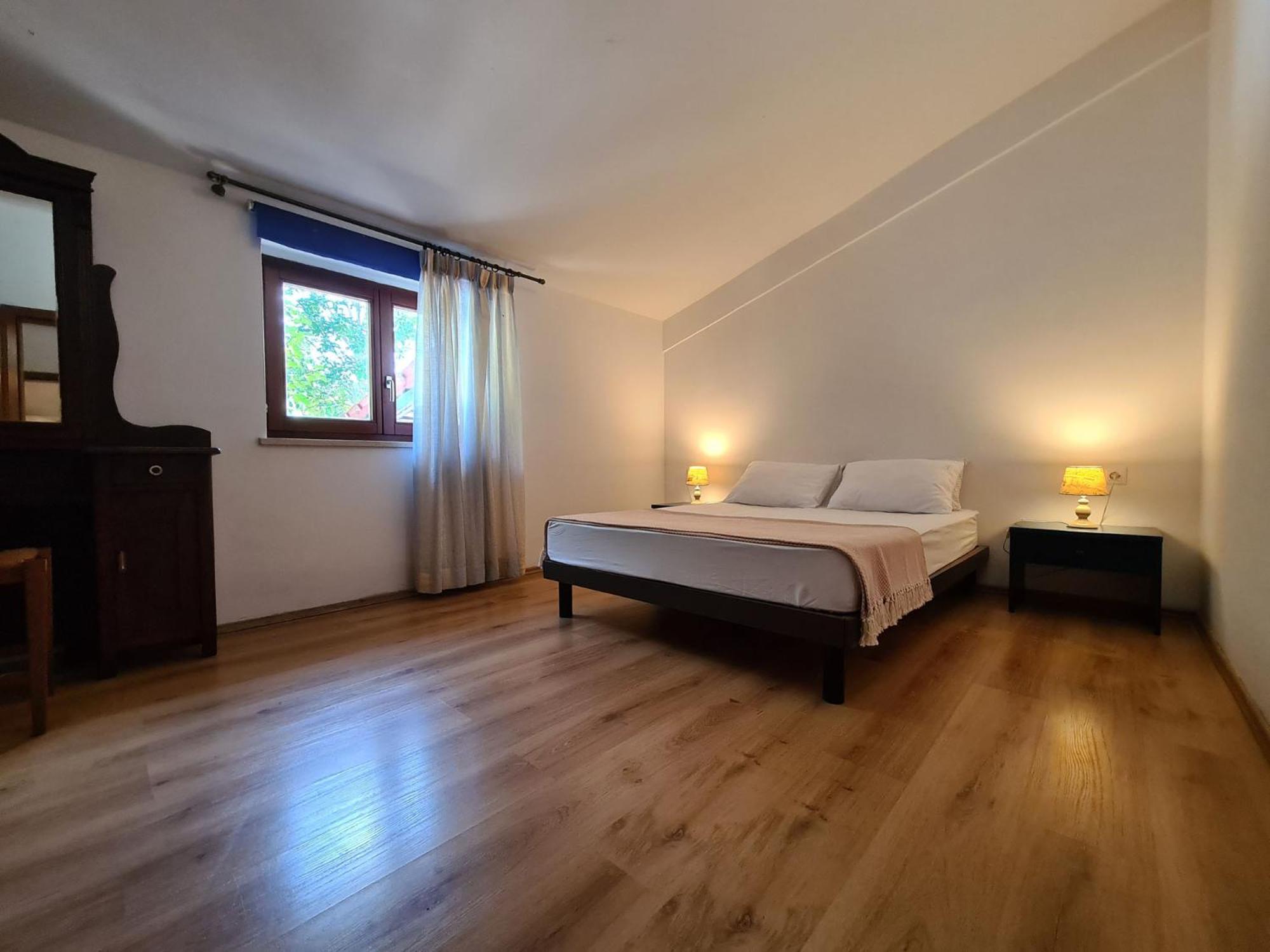 Five-Bedroom House photo 1