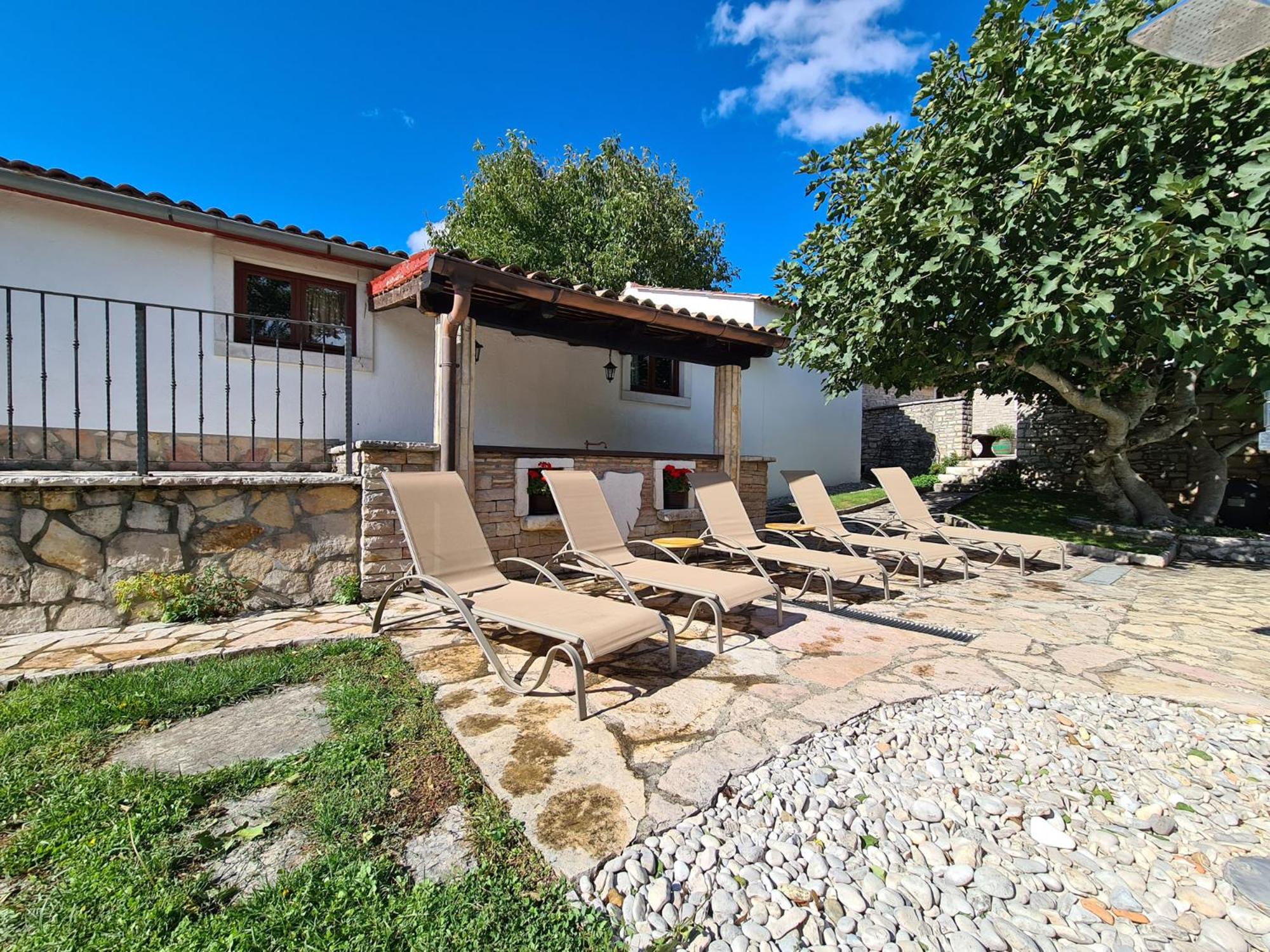 Five-Bedroom House photo 2