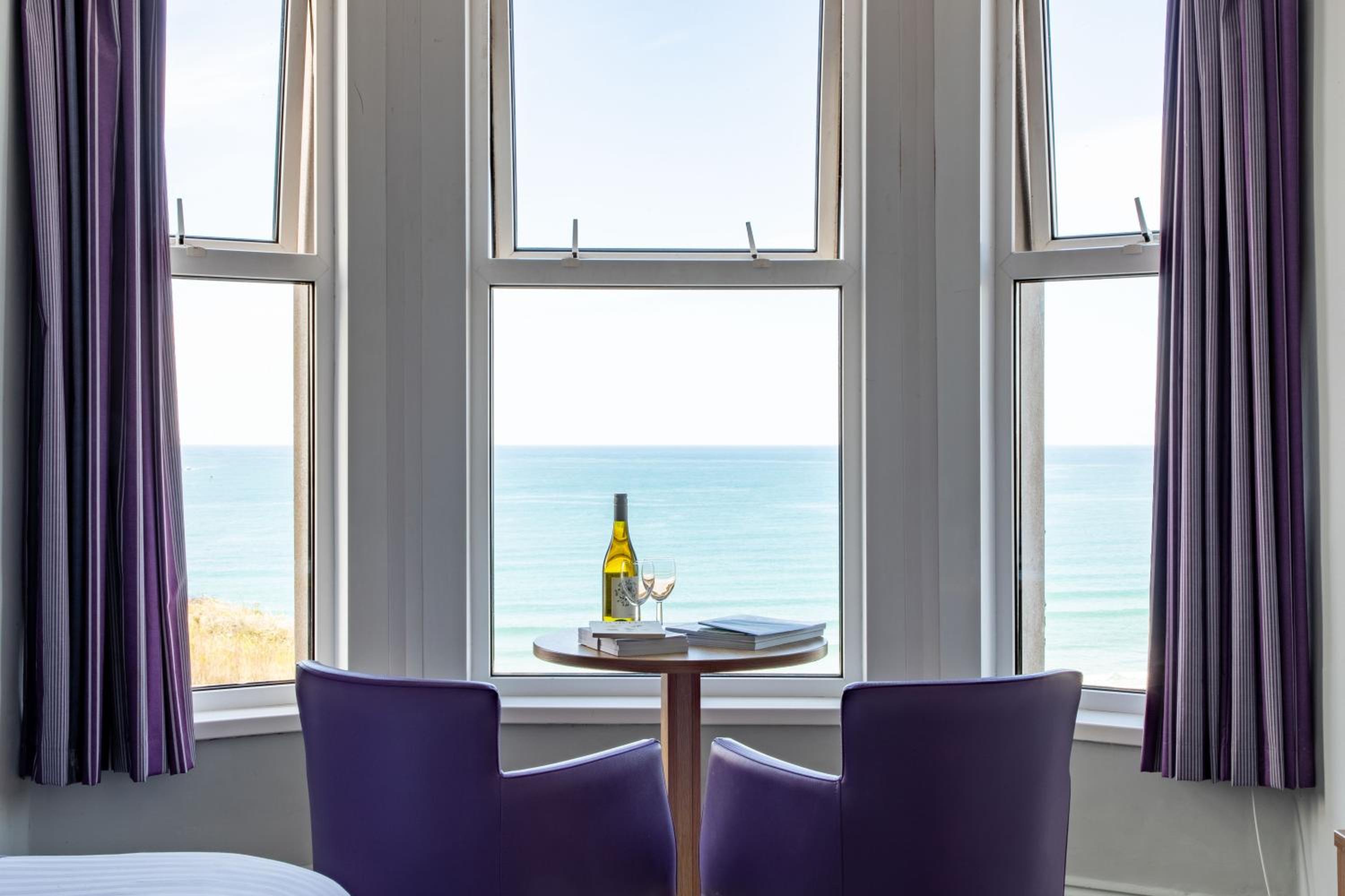 Standard Twin Room with Sea View thumbnail 5
