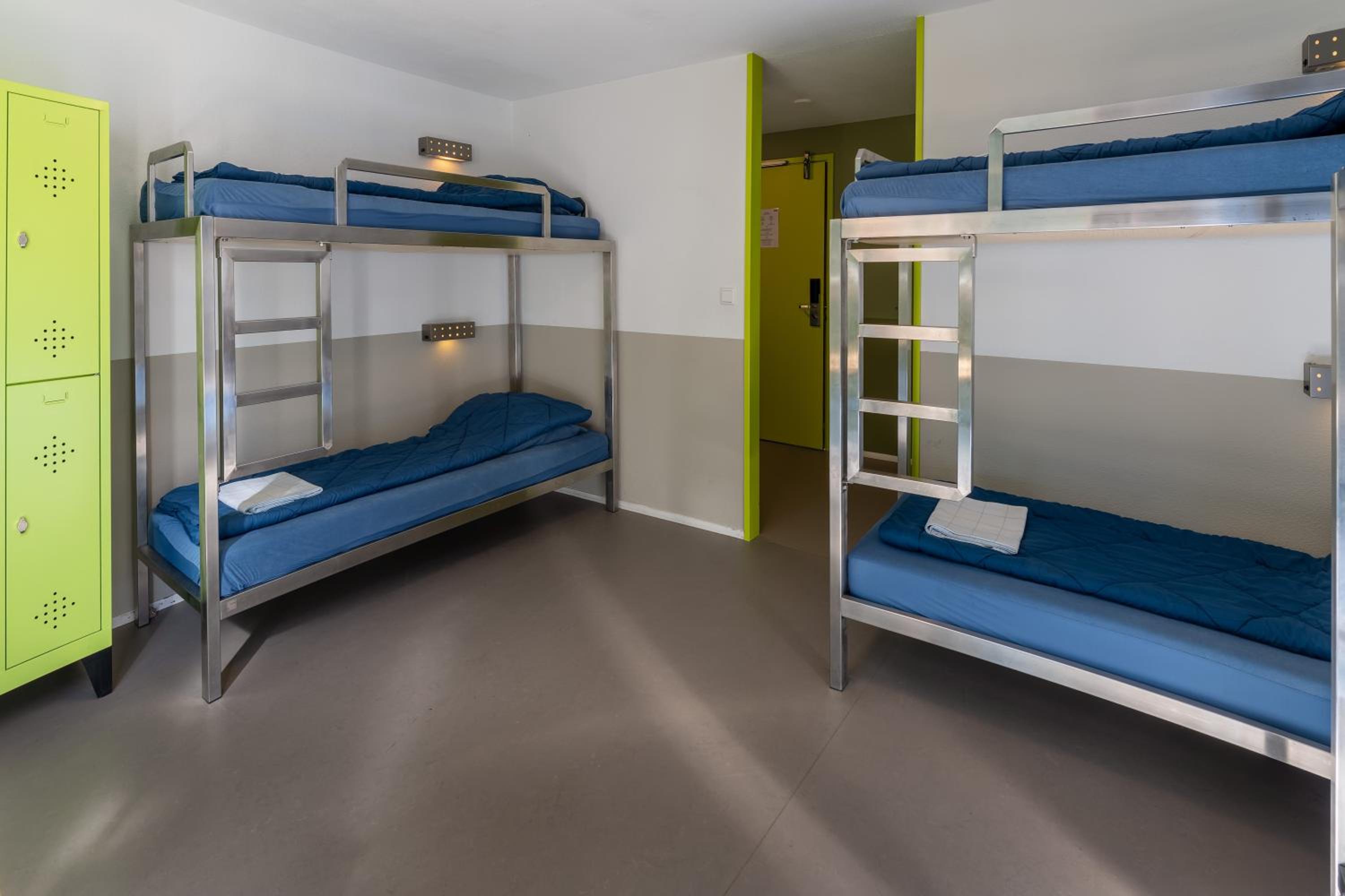 Quadruple Room with Private Bathroom and Shower - Photo 3