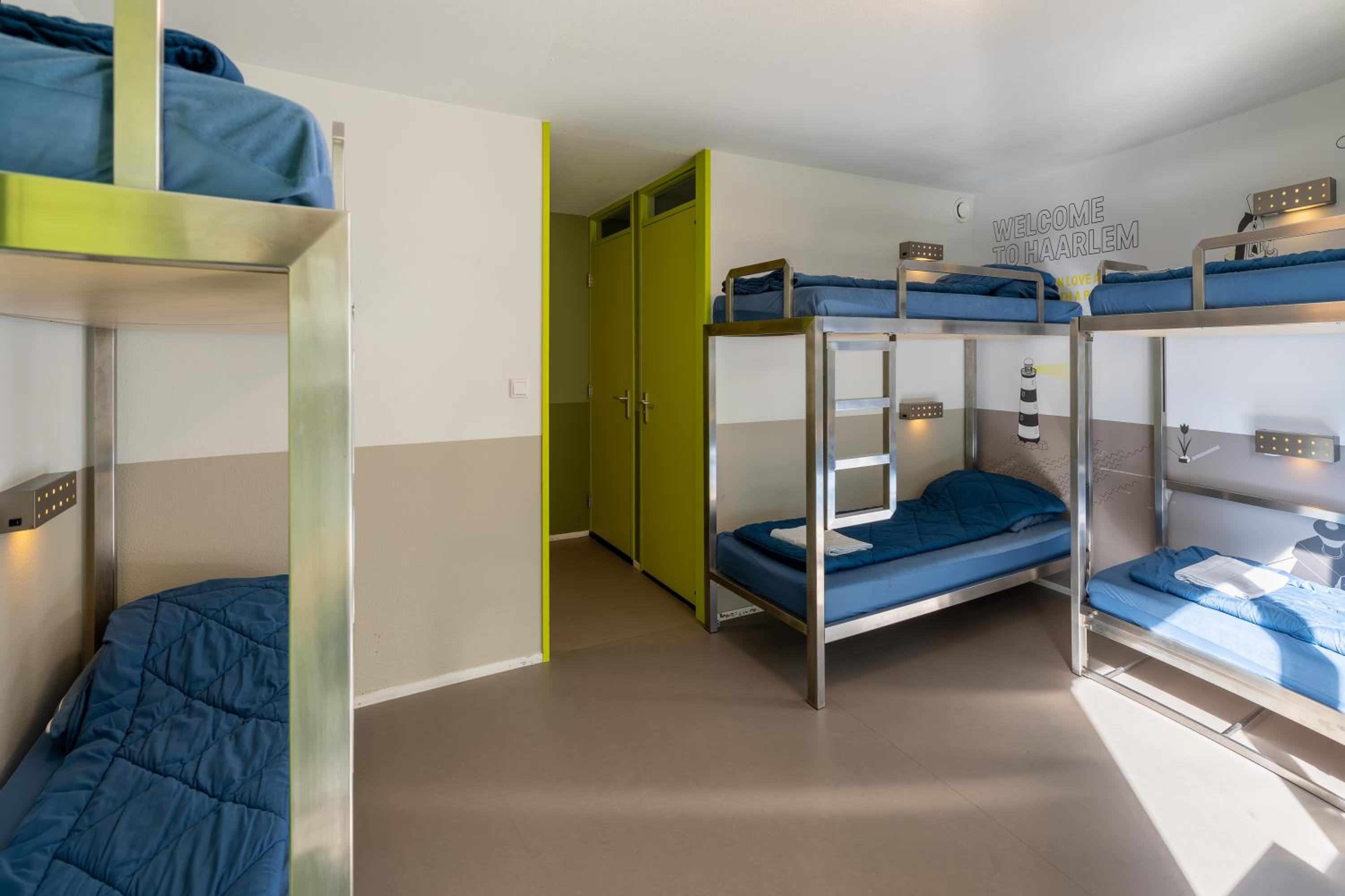 Six Person Room With Private Bathroom and Shower - Photo 4