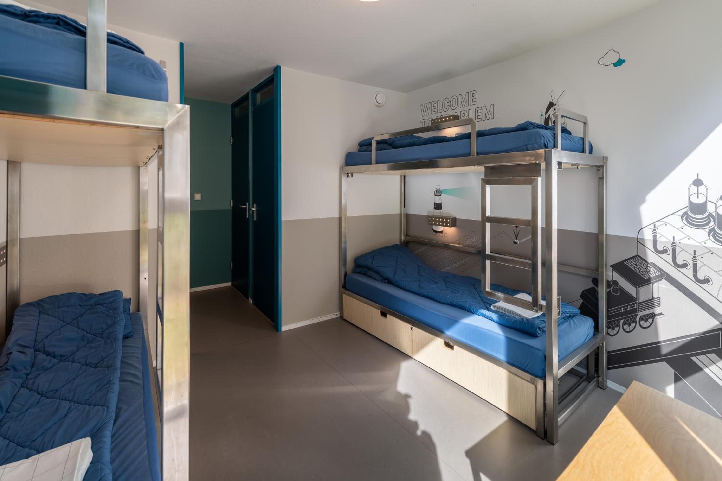 Quadruple Room with Private Bathroom and Shower - Photo 1