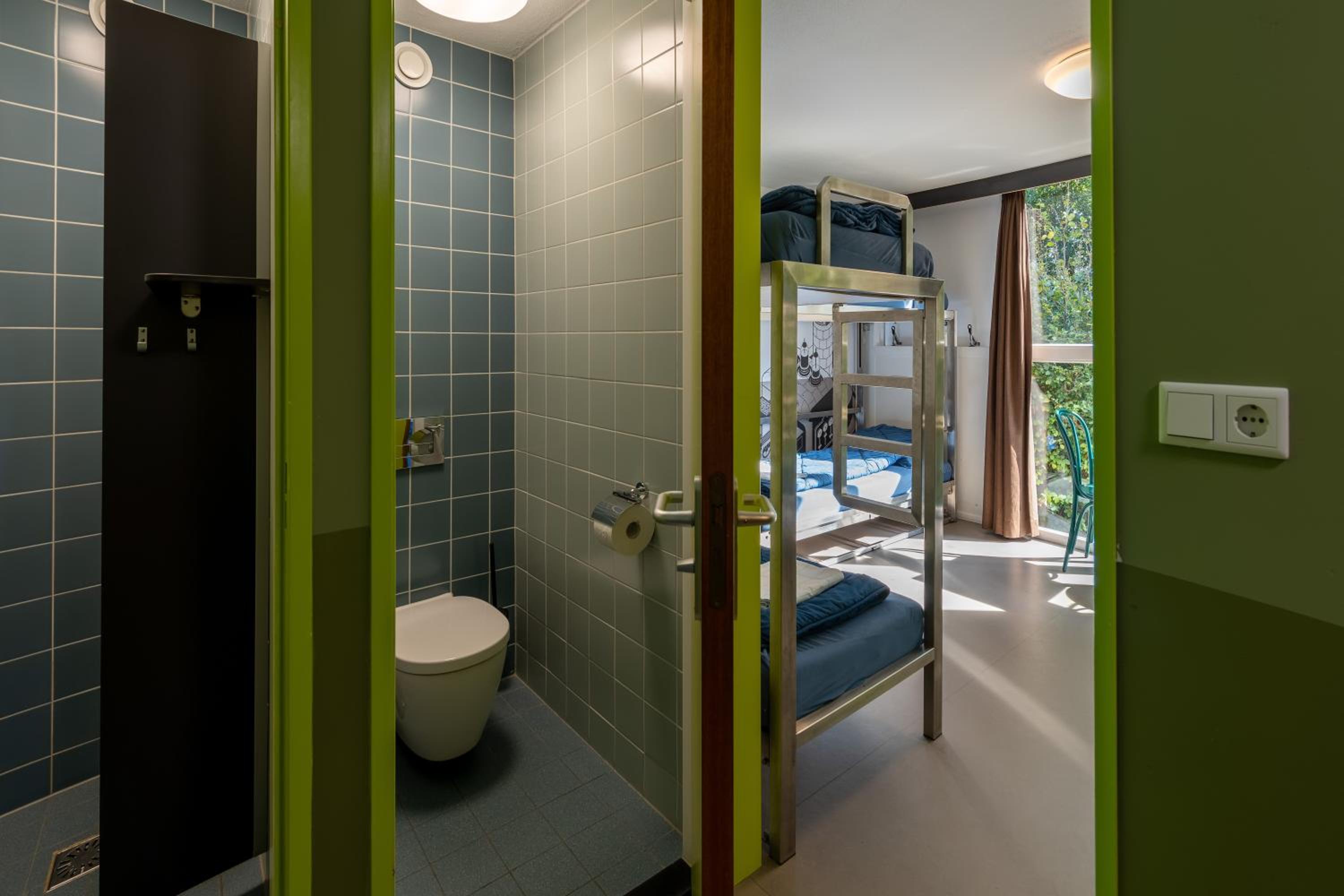 Quadruple Room with Private Bathroom and Shower - Photo 5