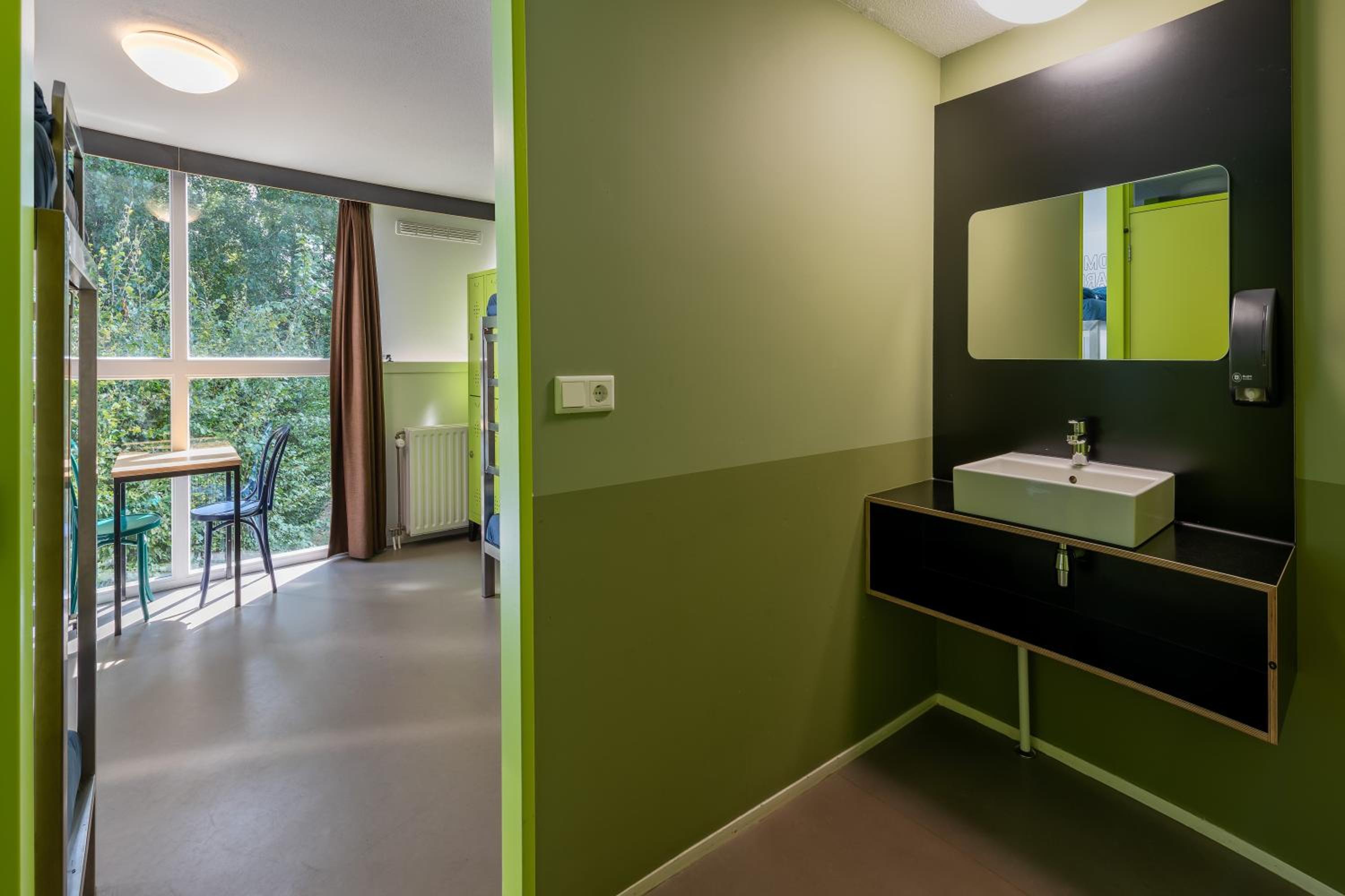 Six Person Room With Private Bathroom and Shower - Photo 6