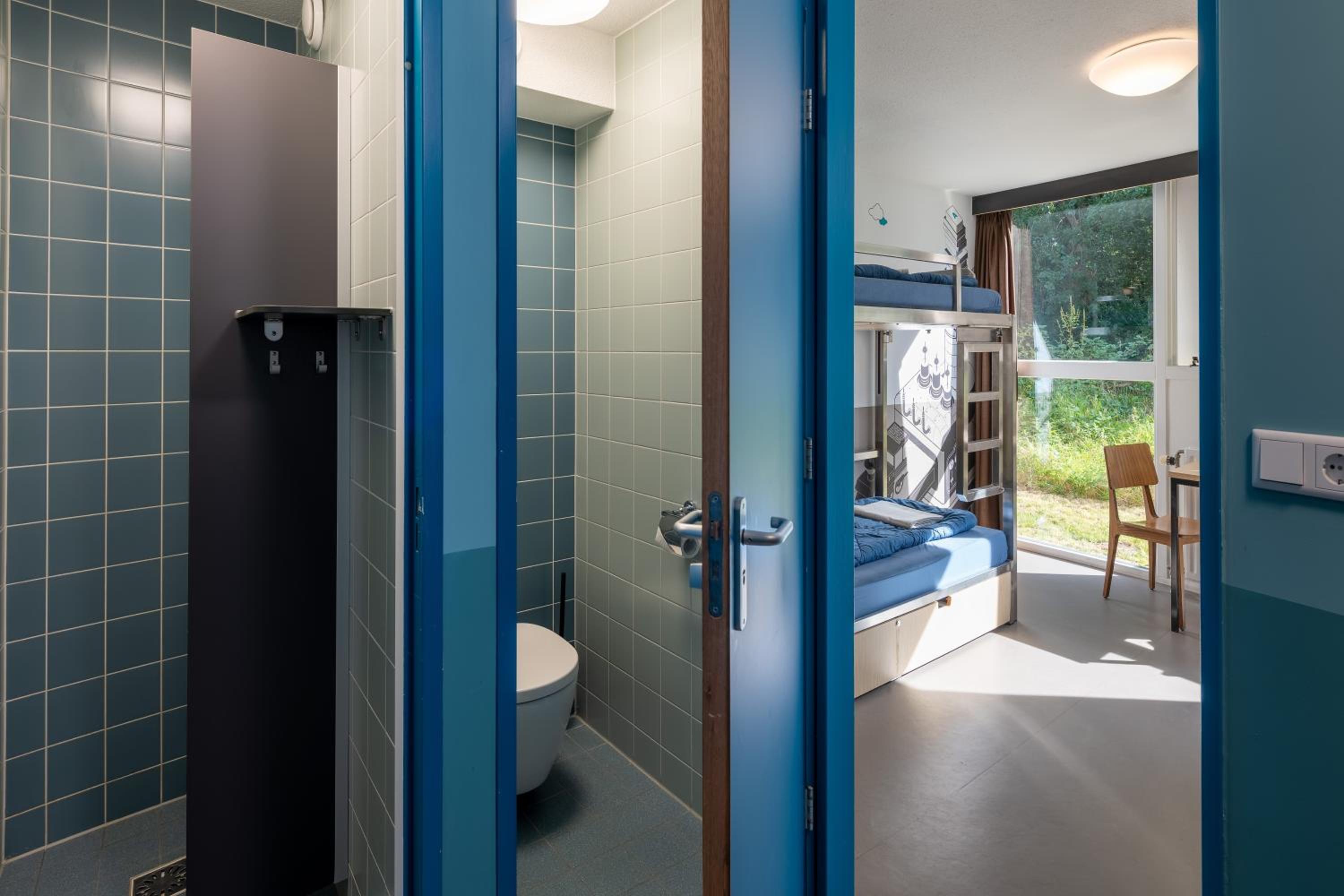 Budget Twin with Bunk Beds and Private Bathroom with Shower - Photo 2