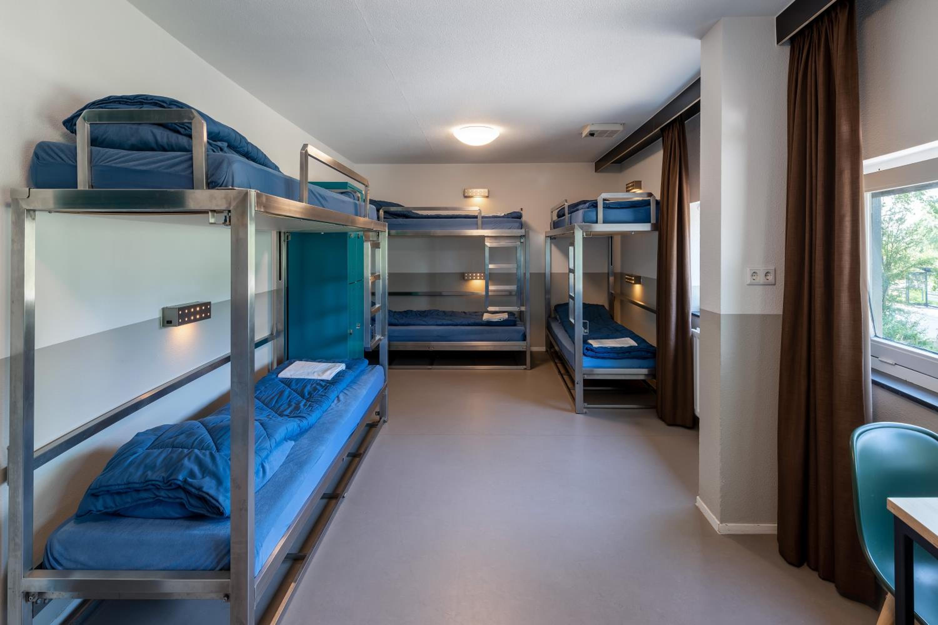 Six Person Room With Private Bathroom and Shower - Photo 1