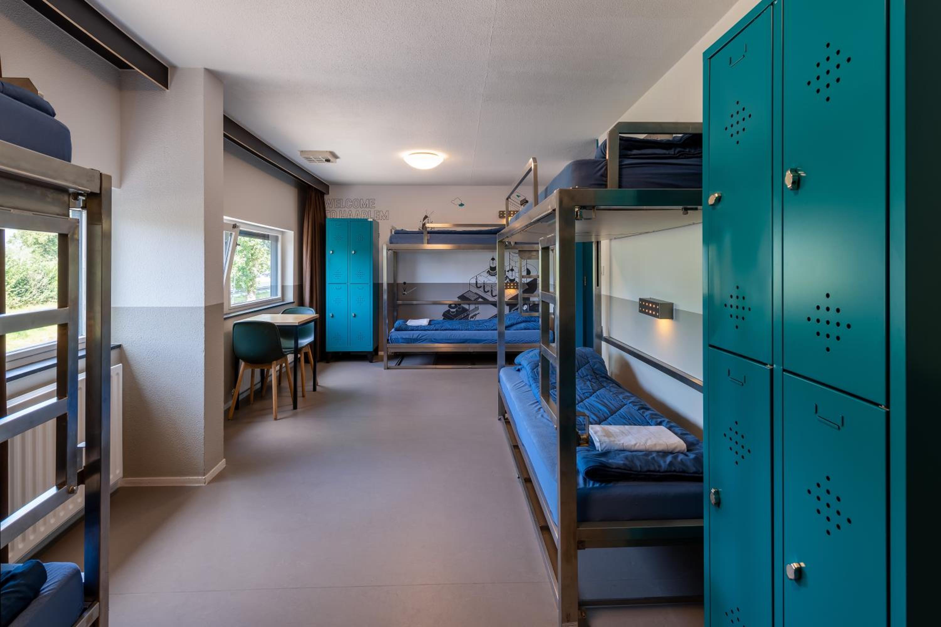 Six Person Room With Private Bathroom and Shower - Photo 3