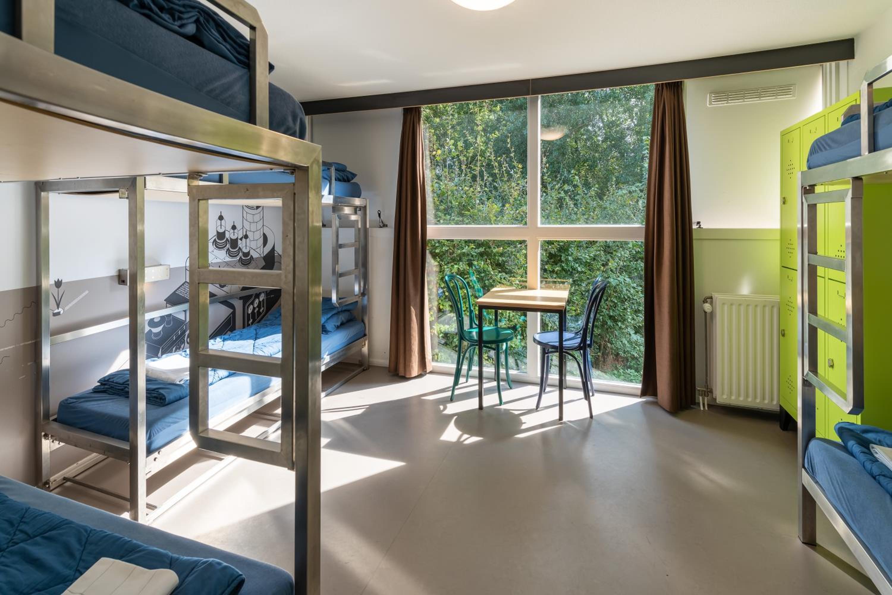 Six Person Room With Private Bathroom and Shower - Photo 5