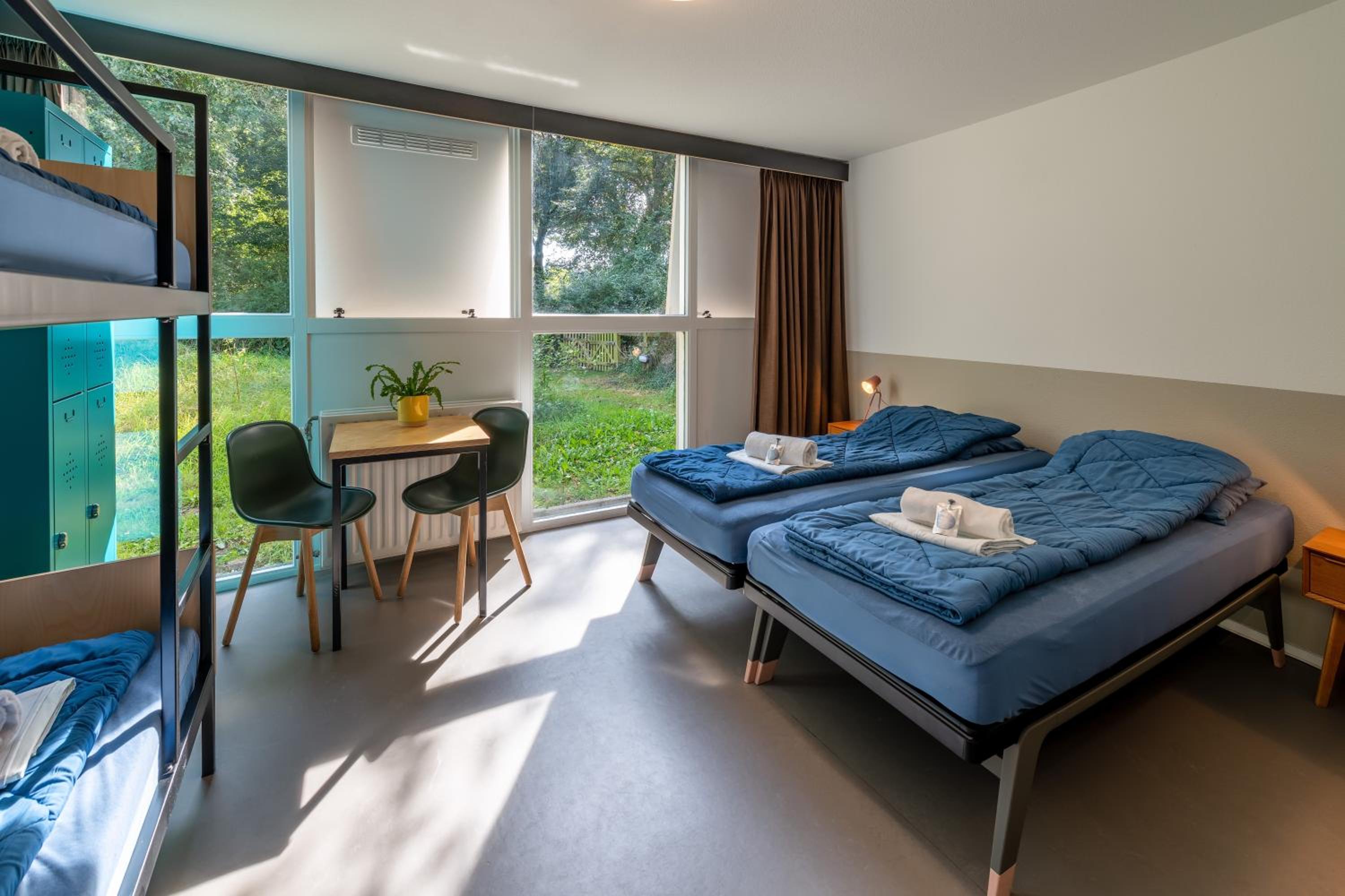 Quadruple Family Room with Private Bathroom and Shower - Photo 1