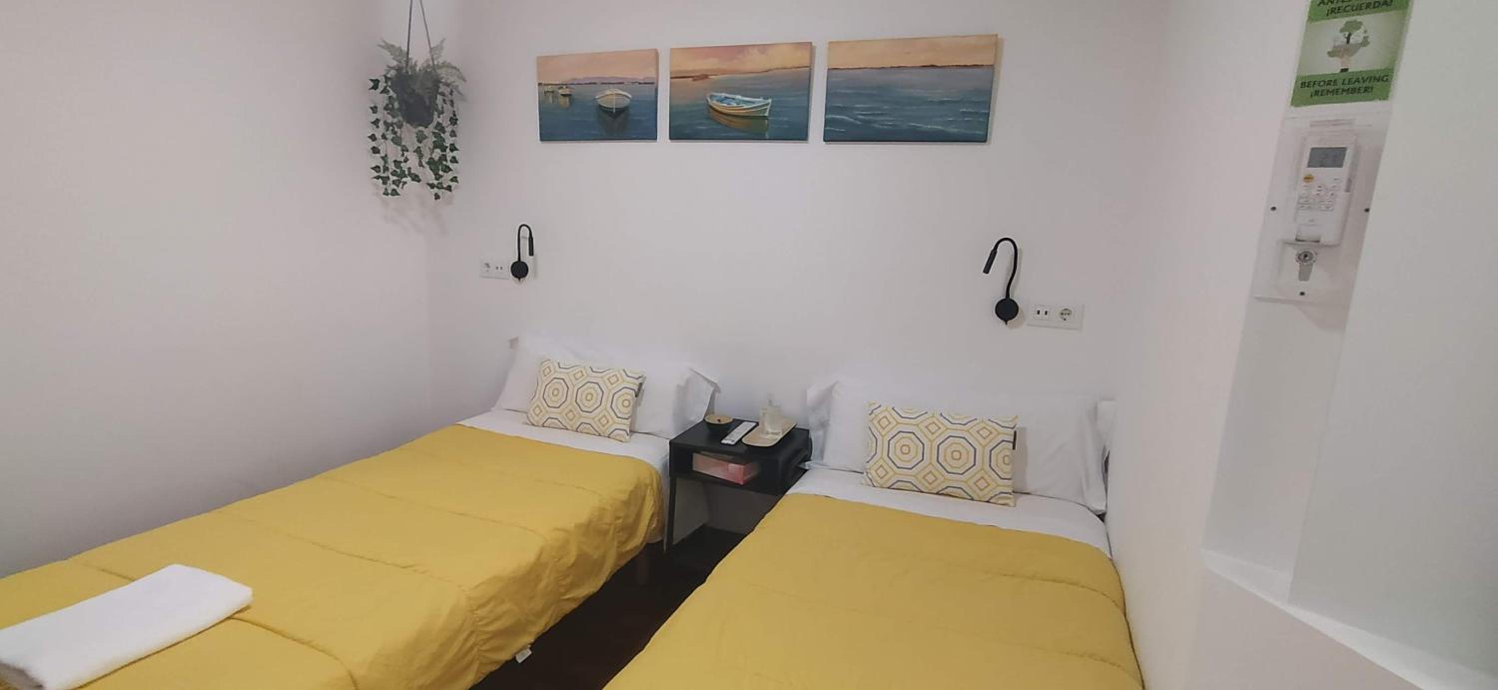 Double or Twin Room with Private Bathroom - Photo 3