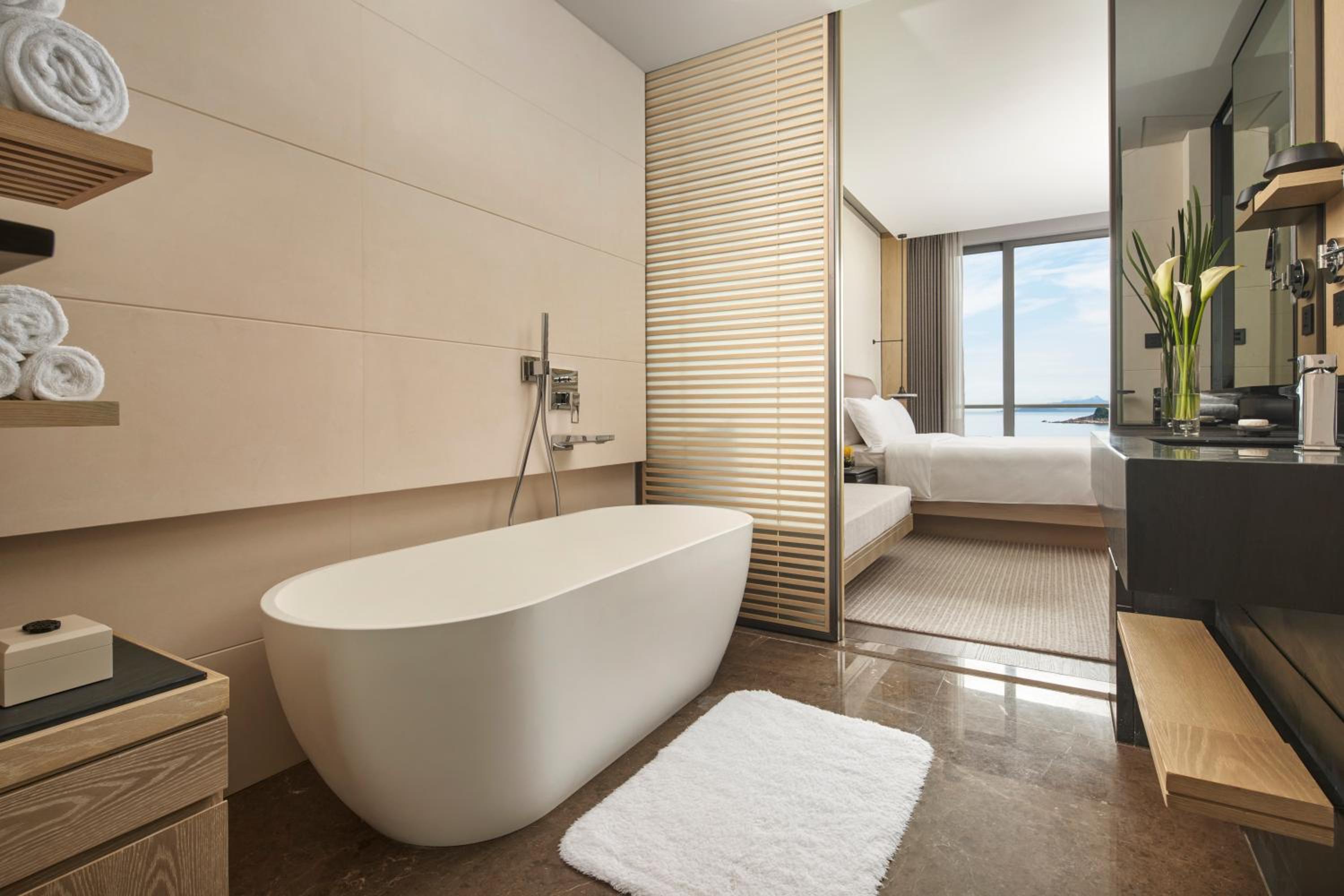 Classic Club King Room with Ocean View - High Floor - Photo 5