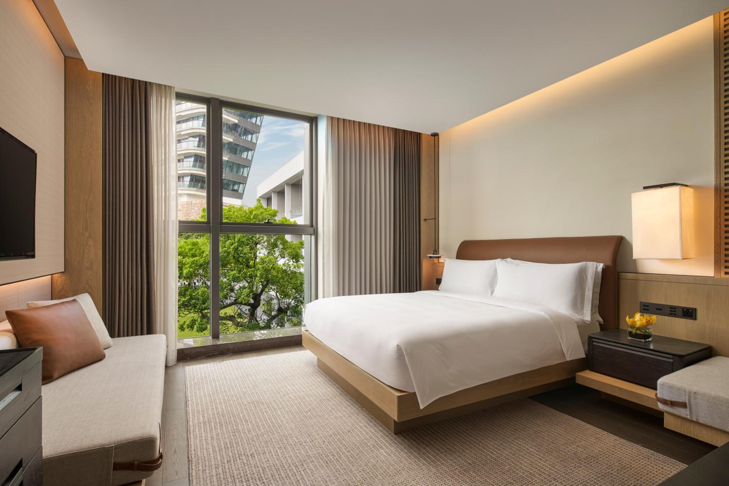Classic King Room with Garden View and Club Lounge Access