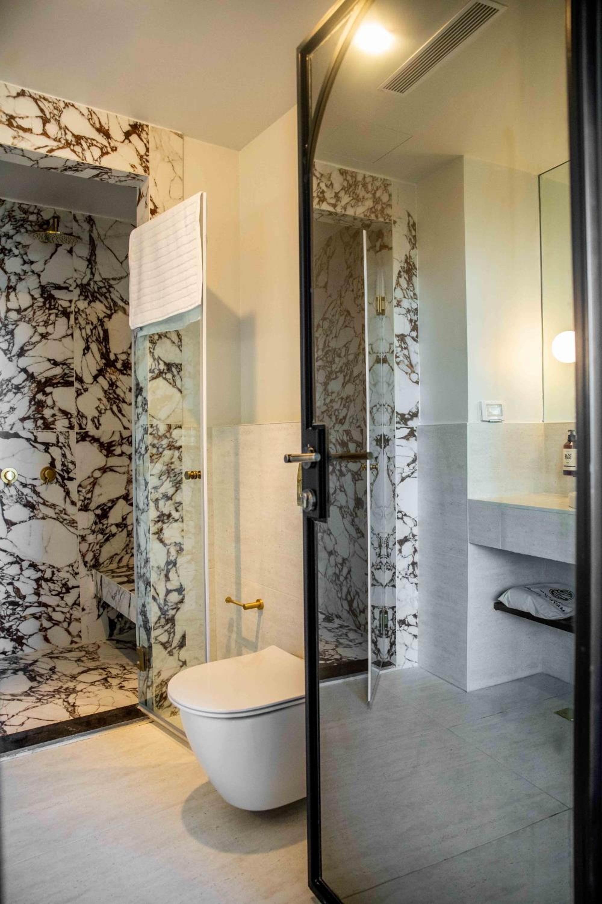 Suite with Balcony - Photo 6