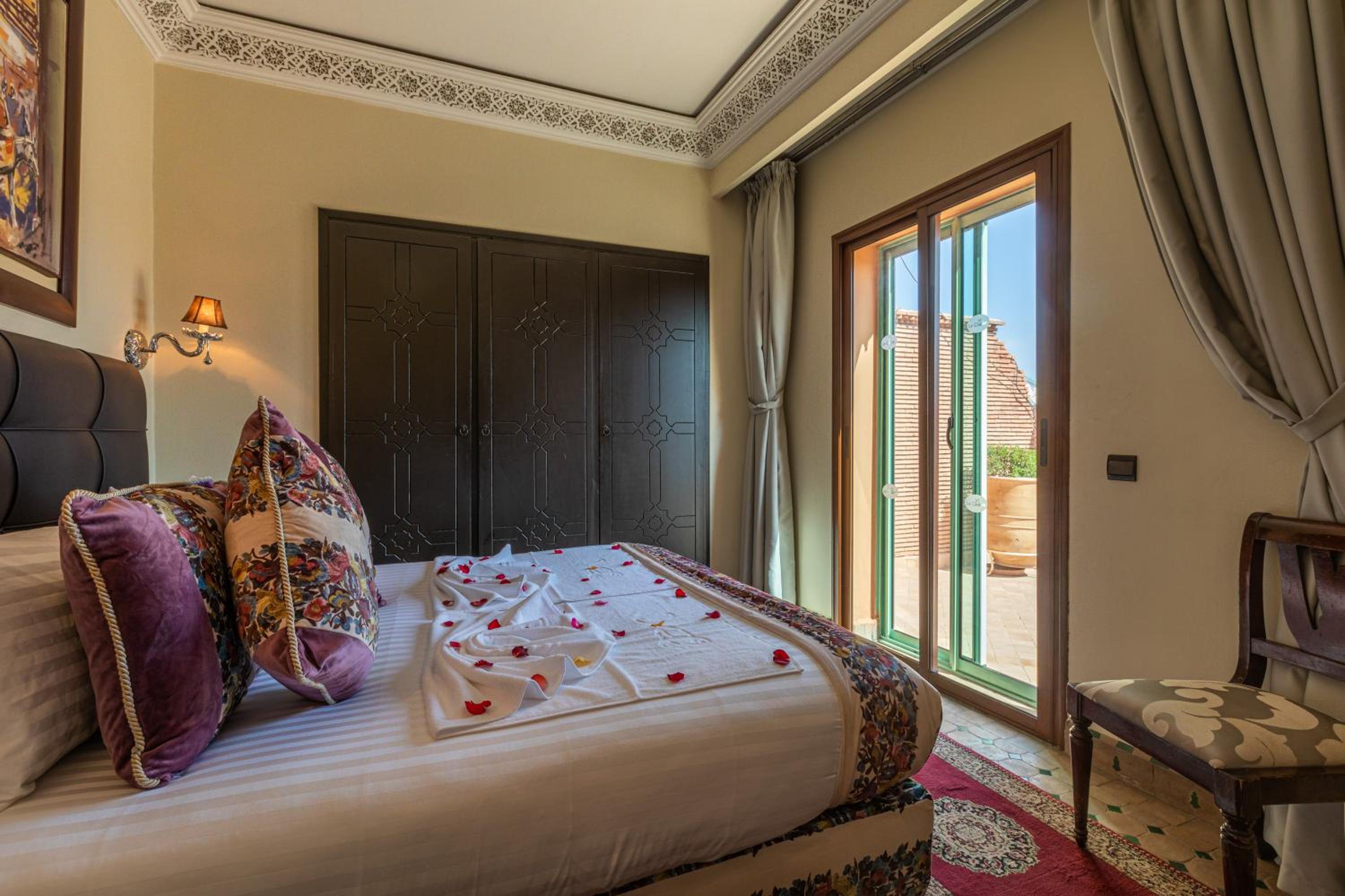 Junior Suite with Balcony - Photo 11