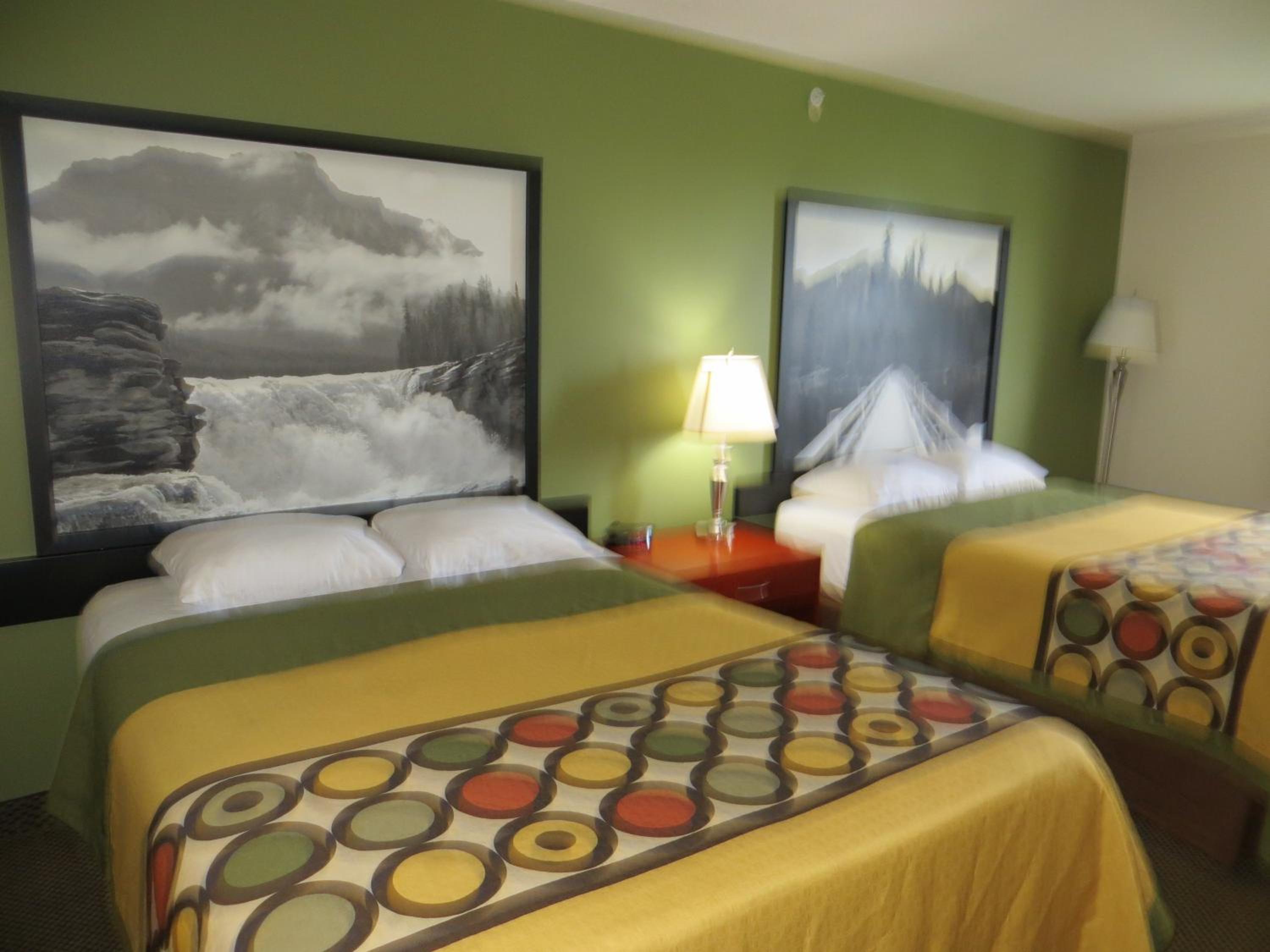 Queen Room with Two Queen Beds - Non-Smoking - Photo 5