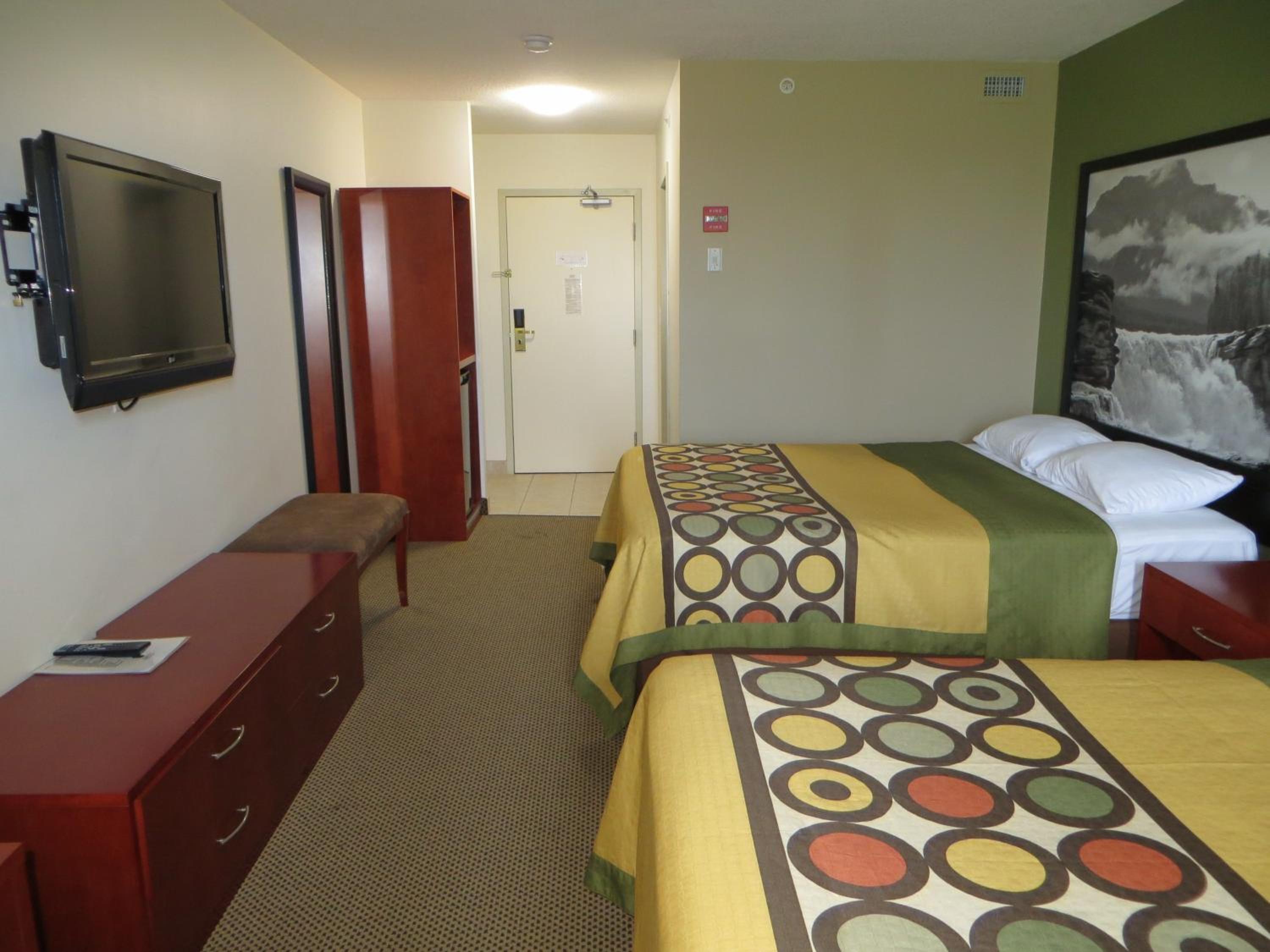 Queen Room with Two Queen Beds - Non-Smoking - Photo 6