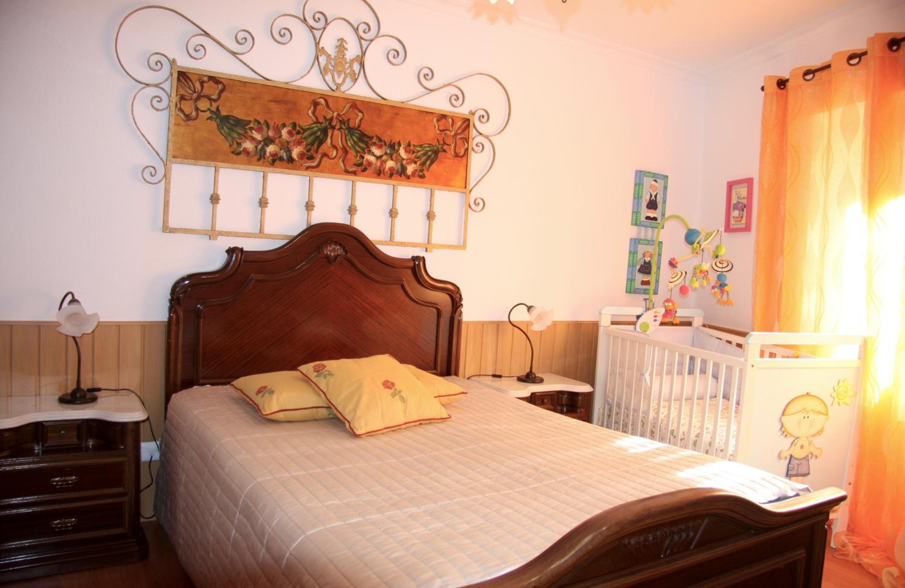 Five-Bedroom House photo 1