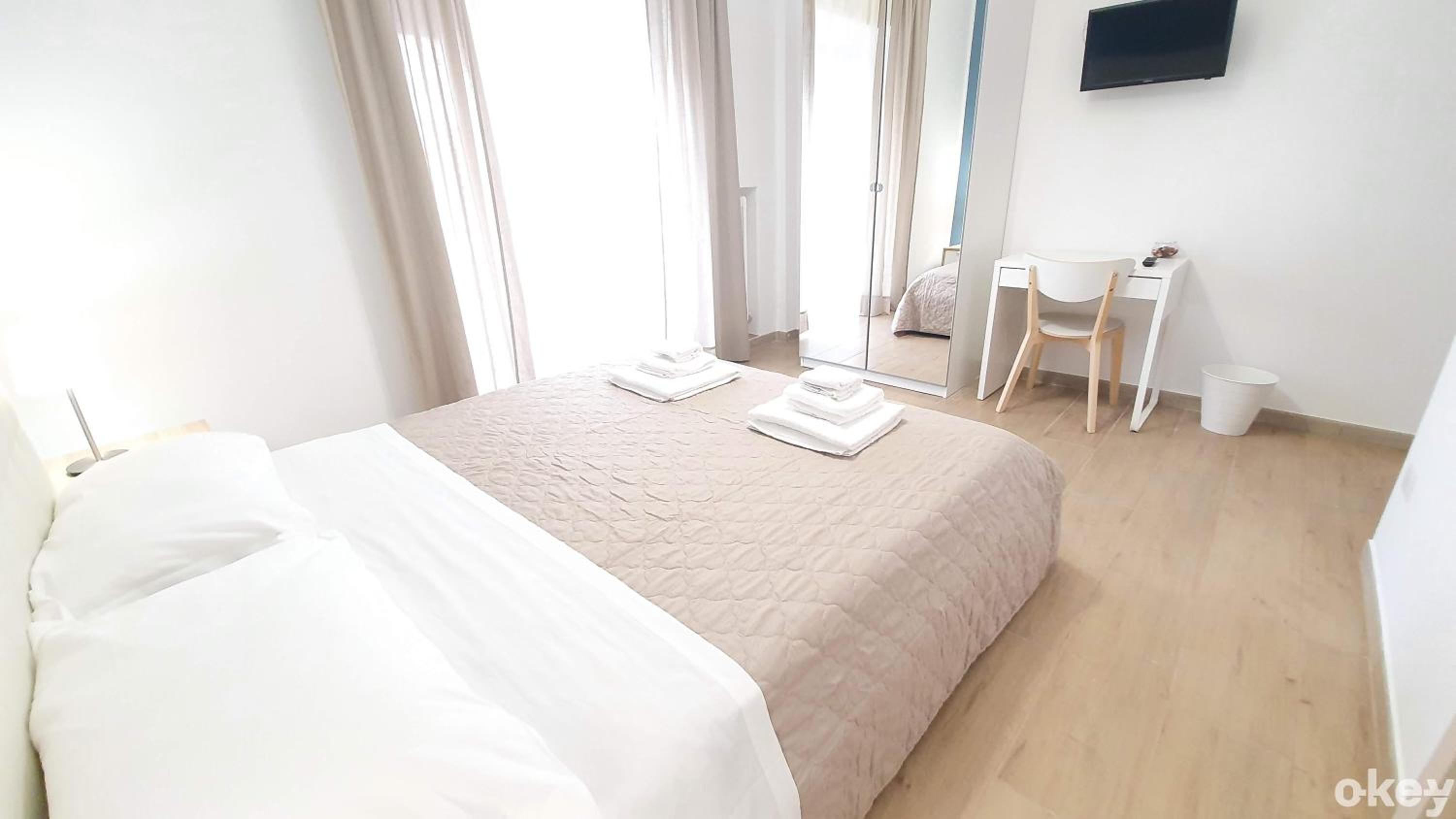 Double Room with Private Bathroom - Photo 8
