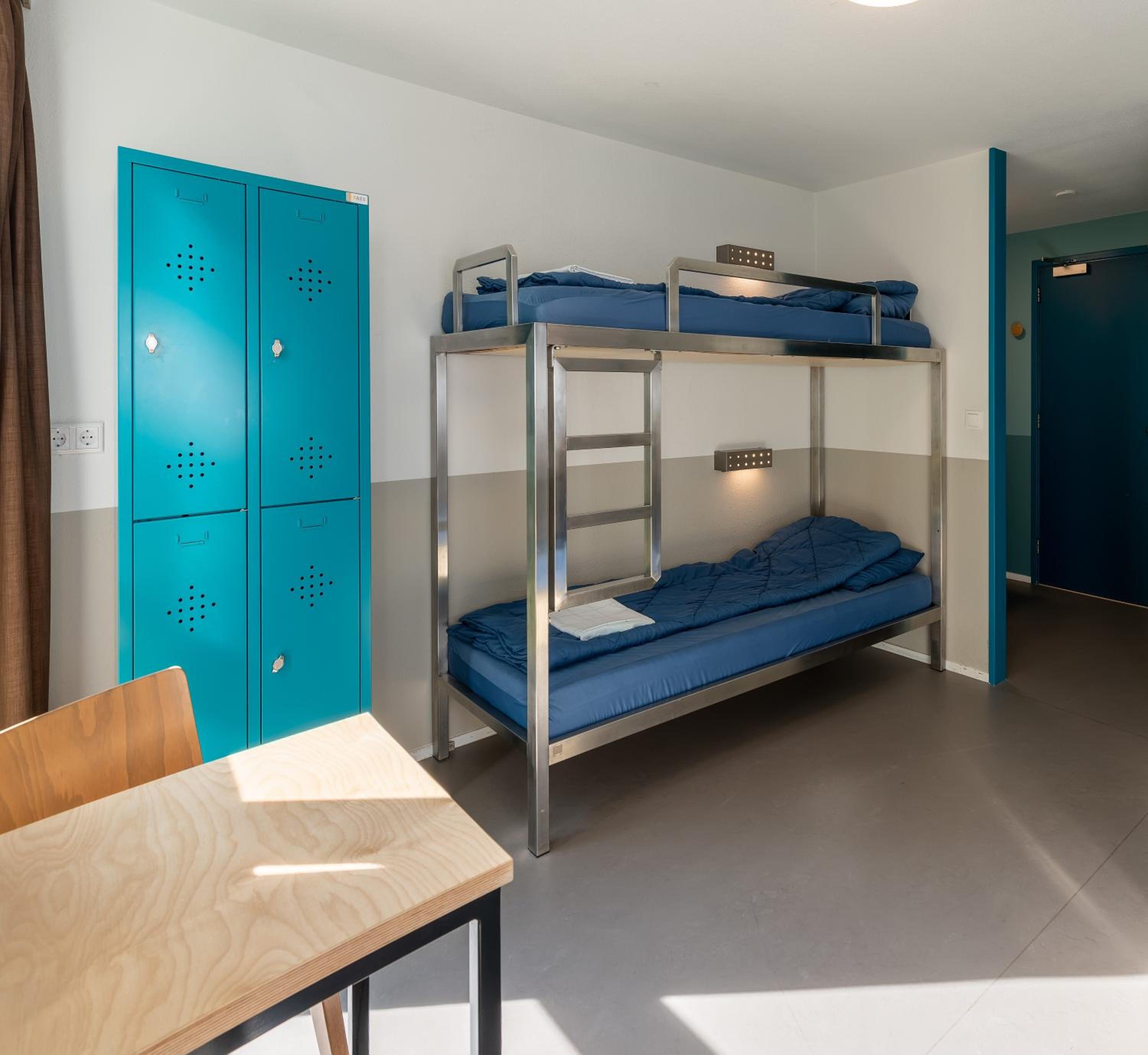 Budget Twin with Bunk Beds and Private Bathroom with Shower - Photo 1
